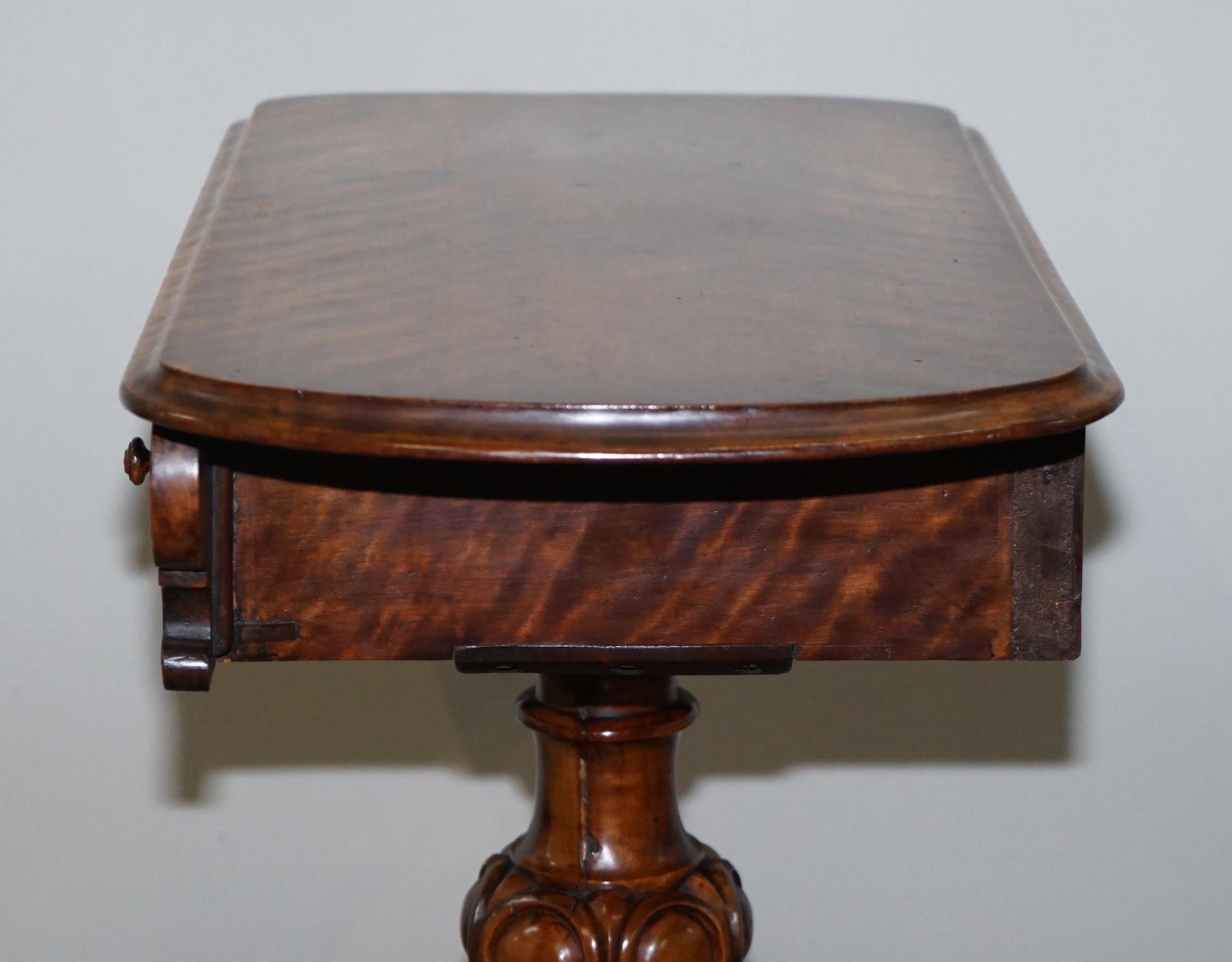 Sublime table d'appoint en noyer du début de l'époque victorienne Base et pieds ornementalement sculptés en vente 9