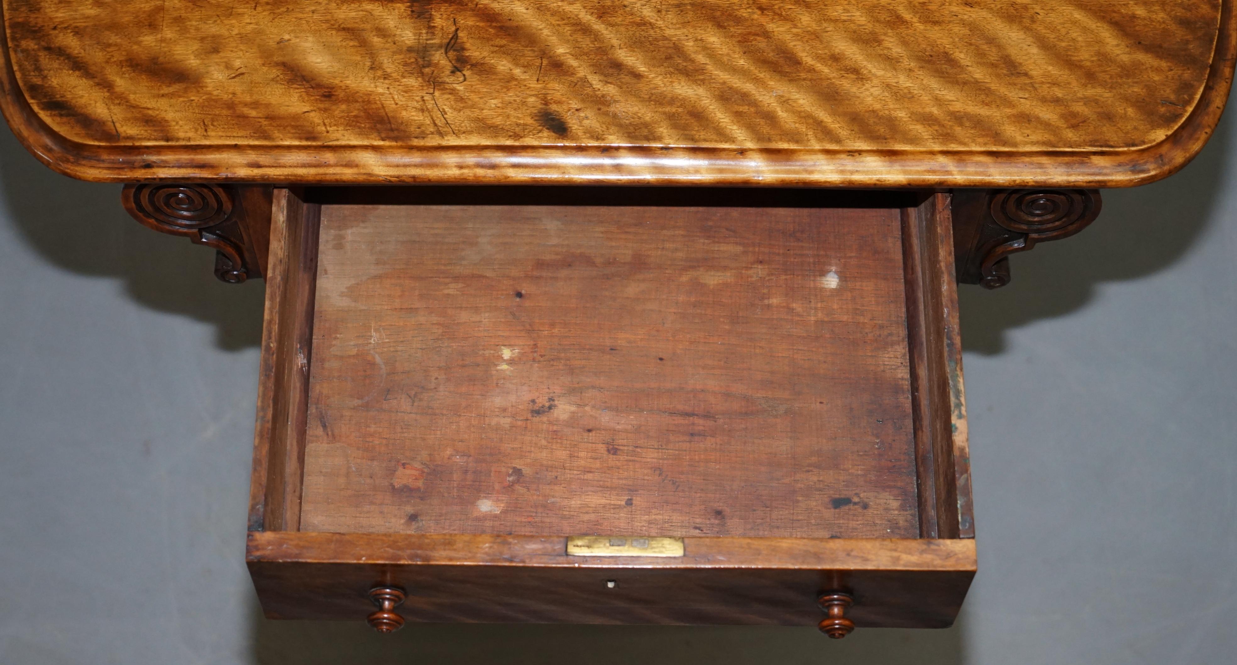 Sublime table d'appoint en noyer du début de l'époque victorienne Base et pieds ornementalement sculptés en vente 11