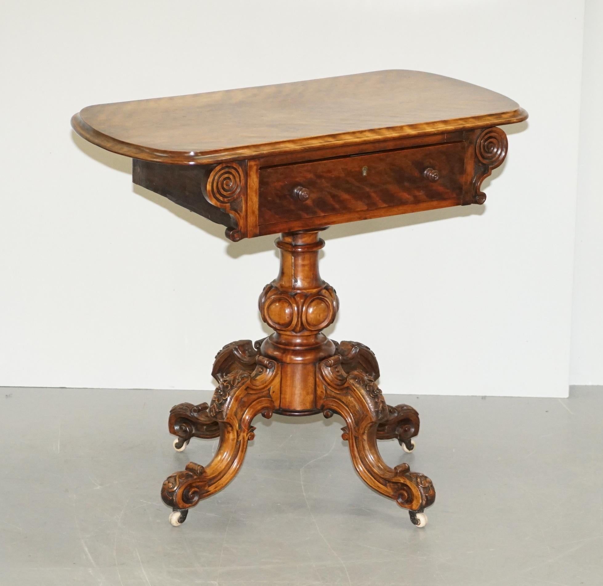 Wir freuen uns, diesen absolut prächtigen viktorianischen Beistelltisch aus Nussbaumholz mit einem stark geschnitzten Sockel zum Verkauf anzubieten 

Ein guter, solider Tisch aus der Zeit um 1860 mit einem Säulenfuß und stark geschnitzten Beinen,