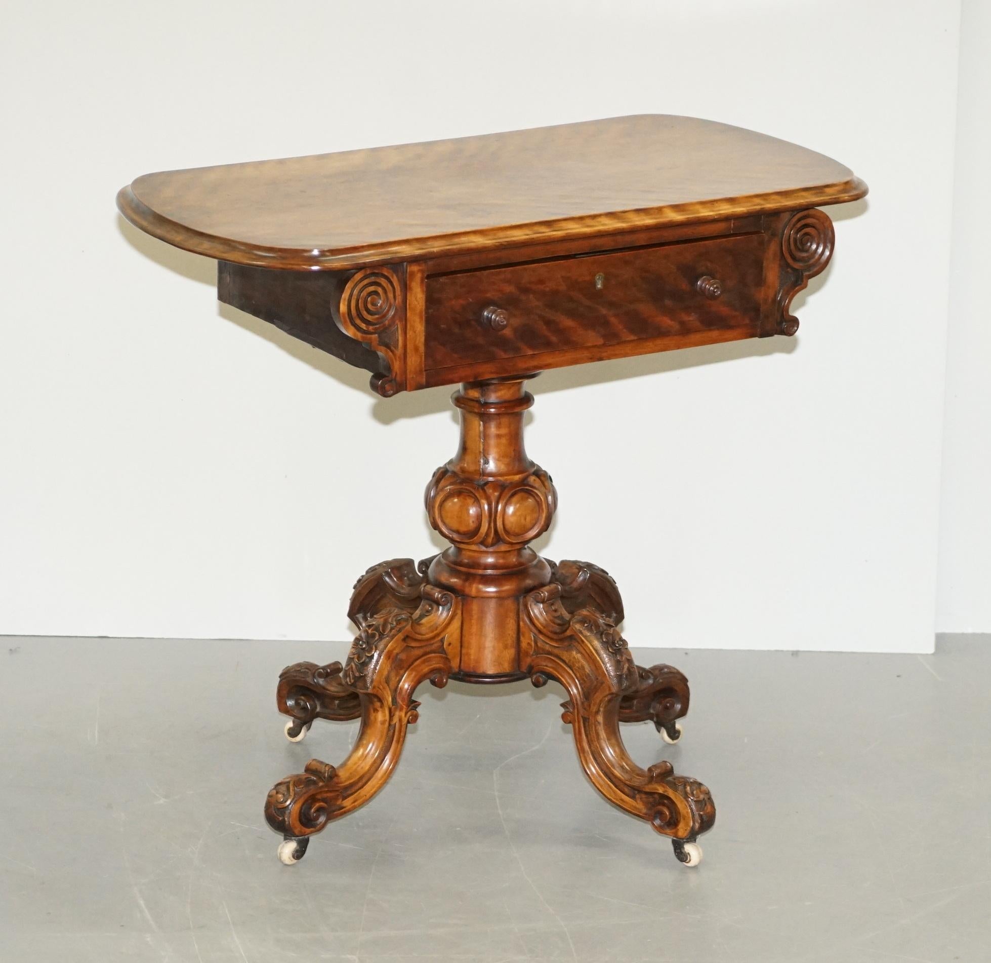 Nous sommes ravis d'offrir à la vente cette table d'appoint en noyer de l'époque victorienne, absolument magnifique, avec une base fortement sculptée. 

Une bonne table solide, datant d'environ 1860, la base à piliers est suivie de pieds