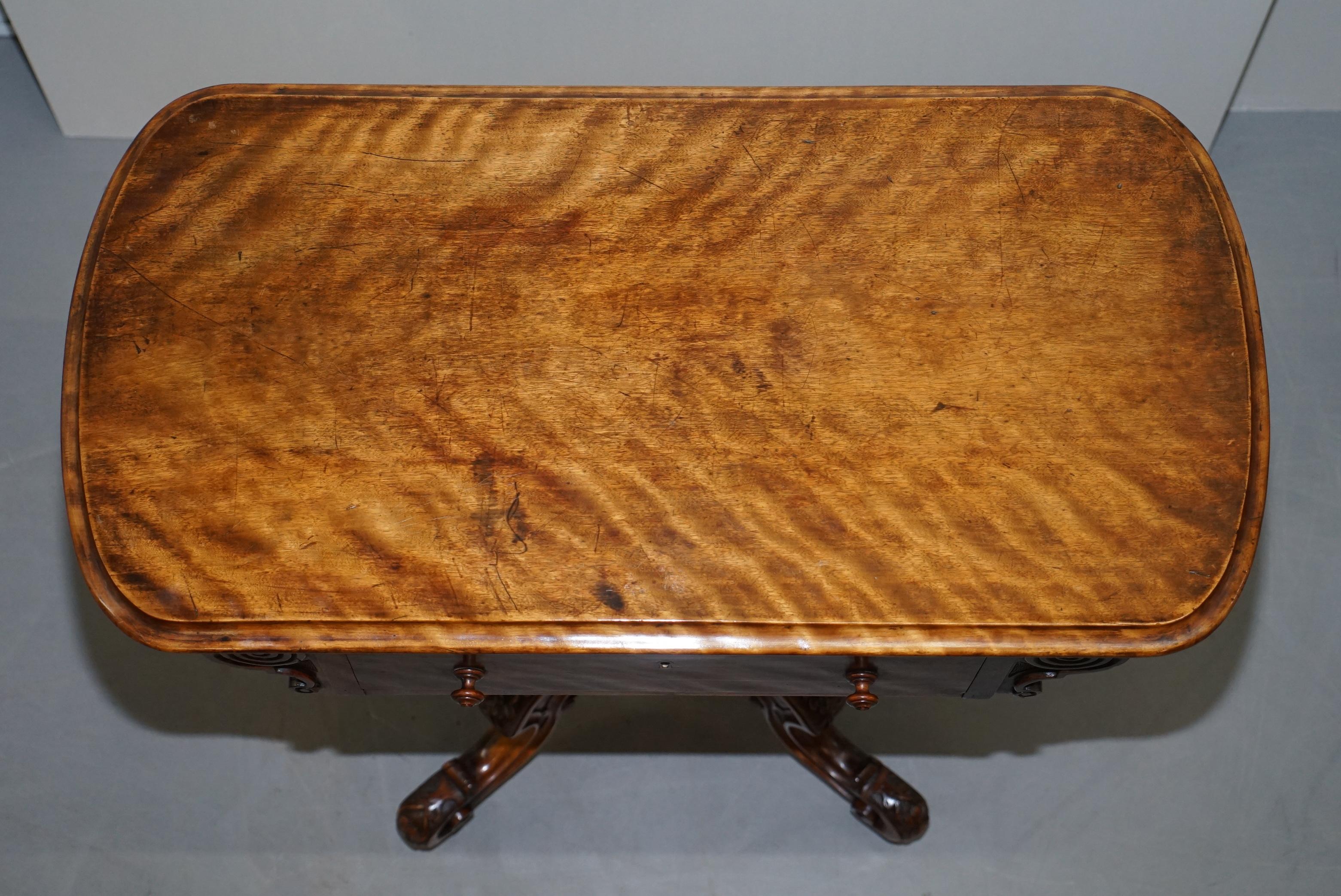 Anglais Sublime table d'appoint en noyer du début de l'époque victorienne Base et pieds ornementalement sculptés en vente