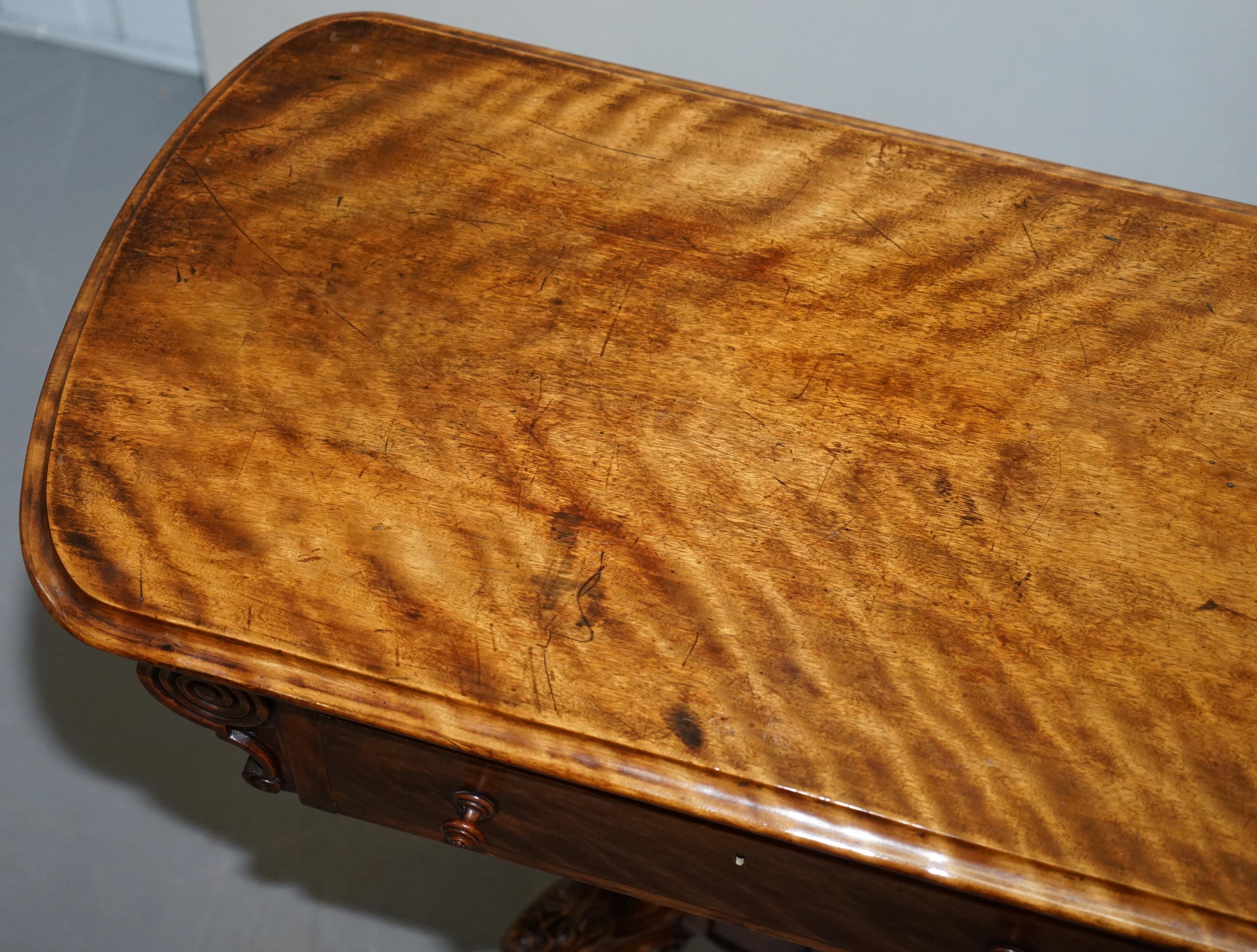 Sublime frühen viktorianischen Nussbaum Seite Occasional Tisch kunstvoll geschnitzt Basis & Beine (Handgefertigt) im Angebot