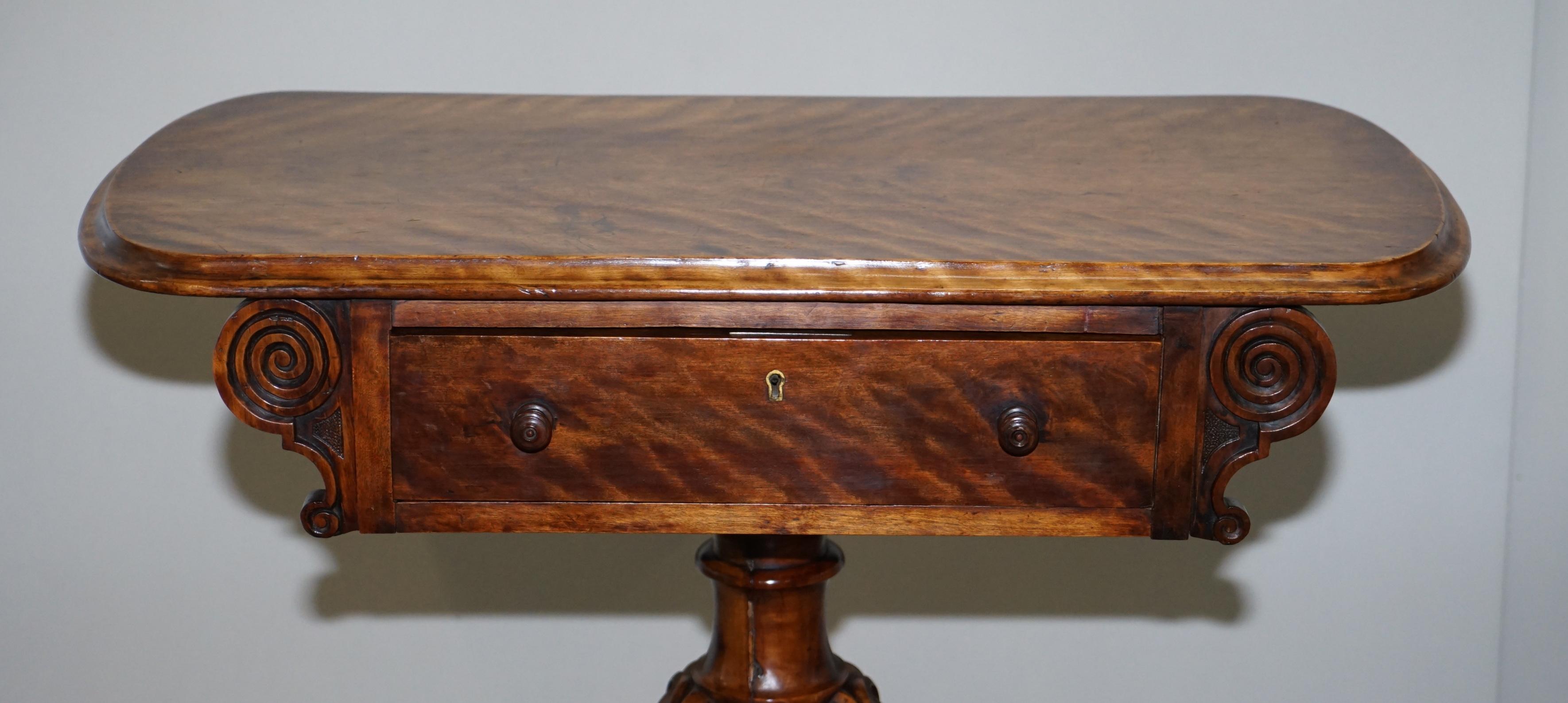 Milieu du XIXe siècle Sublime table d'appoint en noyer du début de l'époque victorienne Base et pieds ornementalement sculptés en vente