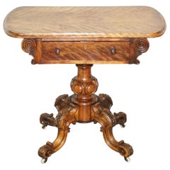 Sublime table d'appoint en noyer du début de l'époque victorienne Base et pieds ornementalement sculptés