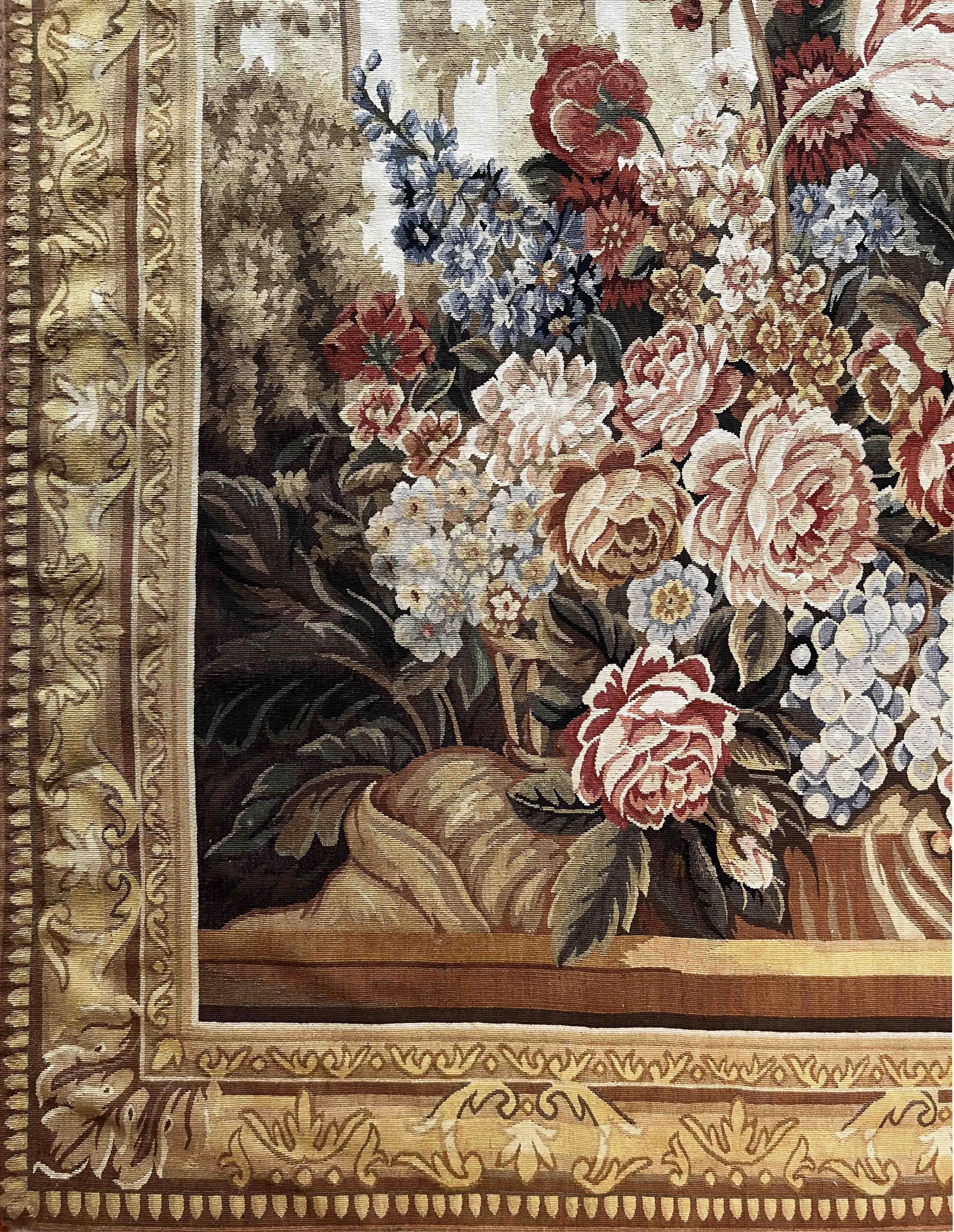 
erhabener floraler Wandteppich des XX. Jahrhunderts - n° 1191
Dank unserer Restaurierungs- und Konservierungswerkstatt und unserem Know-how, 
freuen wir uns, Ihnen Kunstwerke aus Stoff wie die Tapisserie vorzustellen, 
Teppiche und Textilien in
