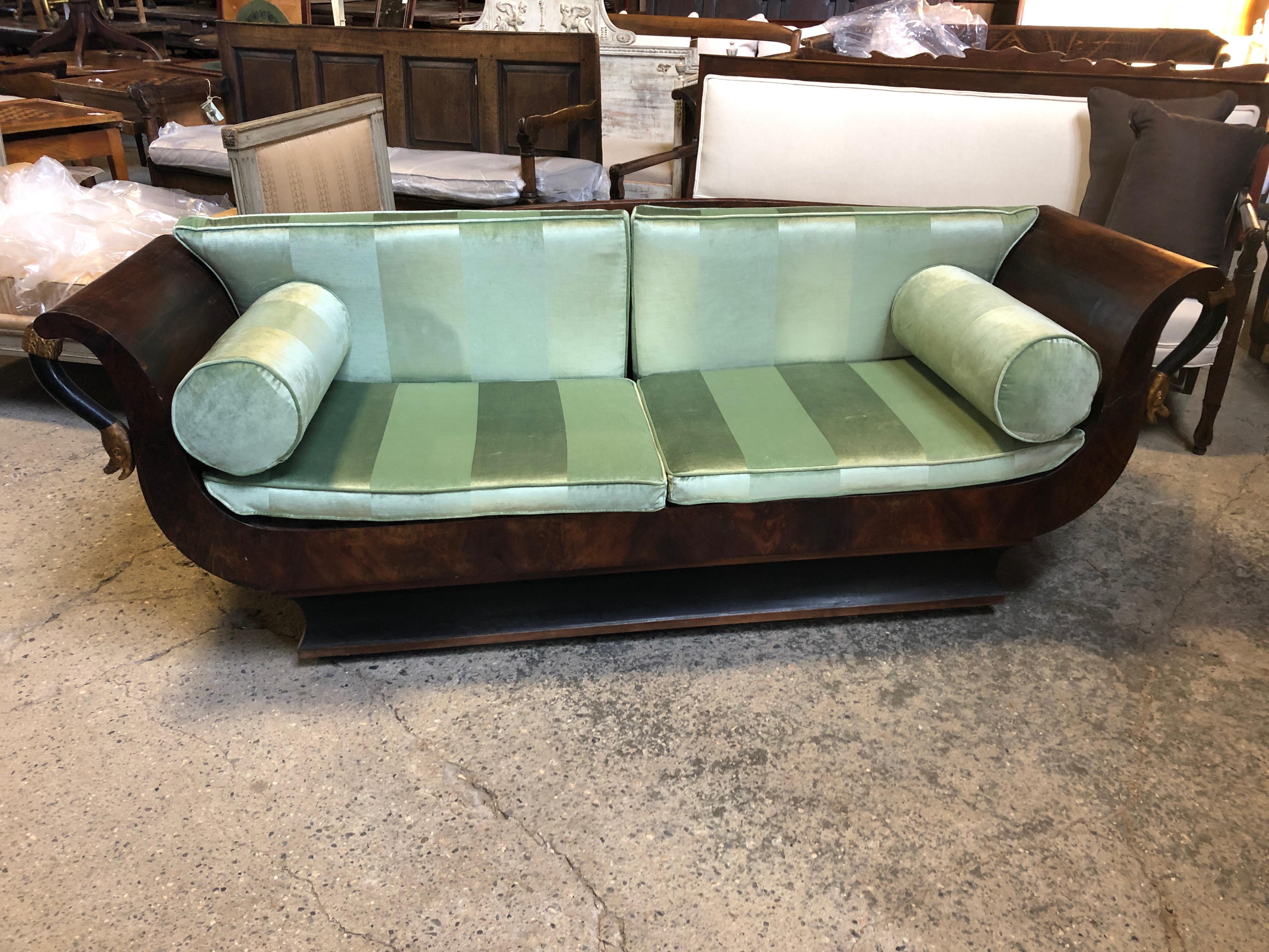 Sublime French Empire Walnut Curvy Sofa with Gilded Swans and Velvet Upholstery For Sale 5