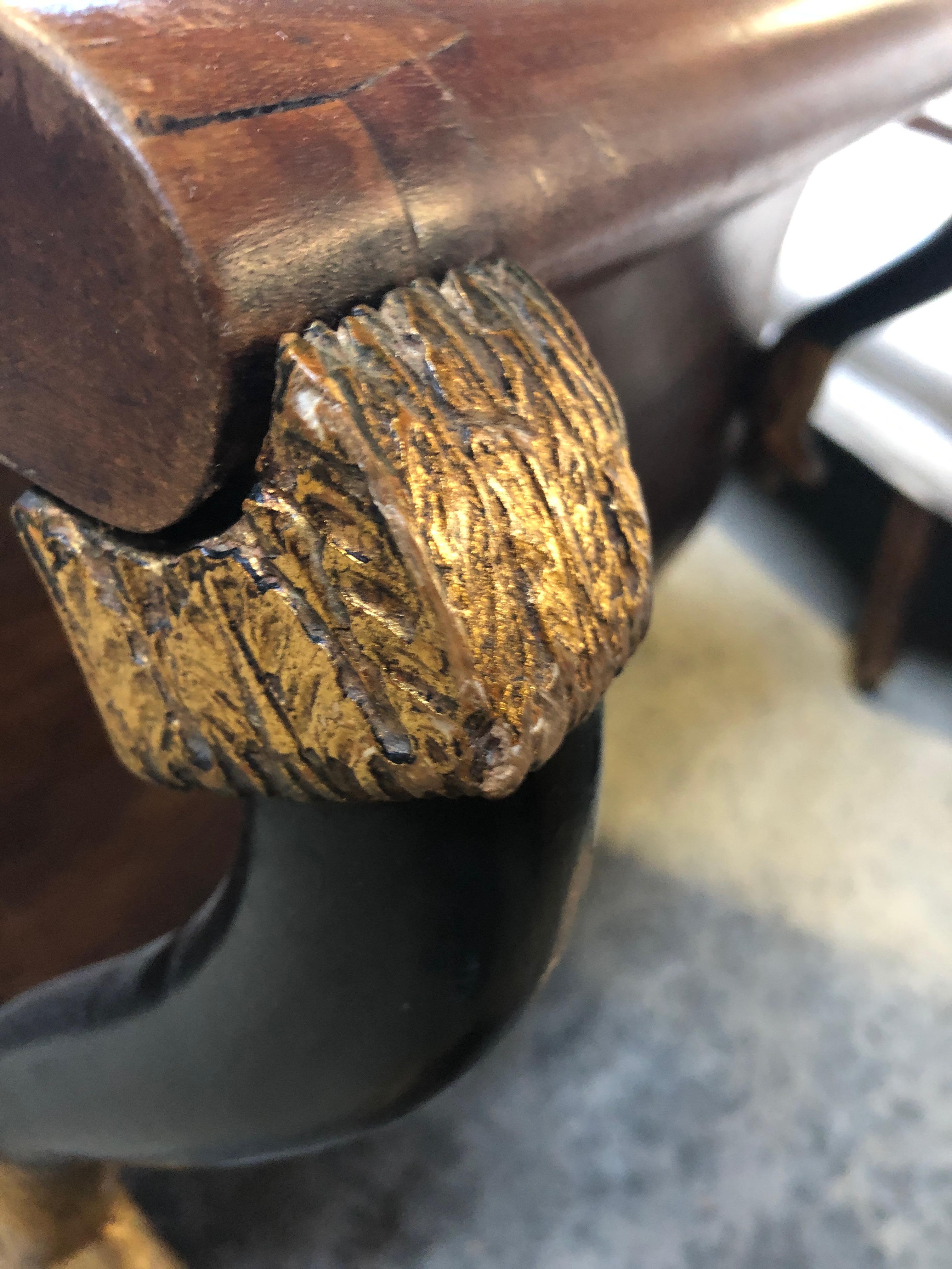 Französisches Empire-Sofa aus geschwungenem Nussbaumholz mit vergoldeten Schwänen und Samtpolsterung (Walnuss) im Angebot