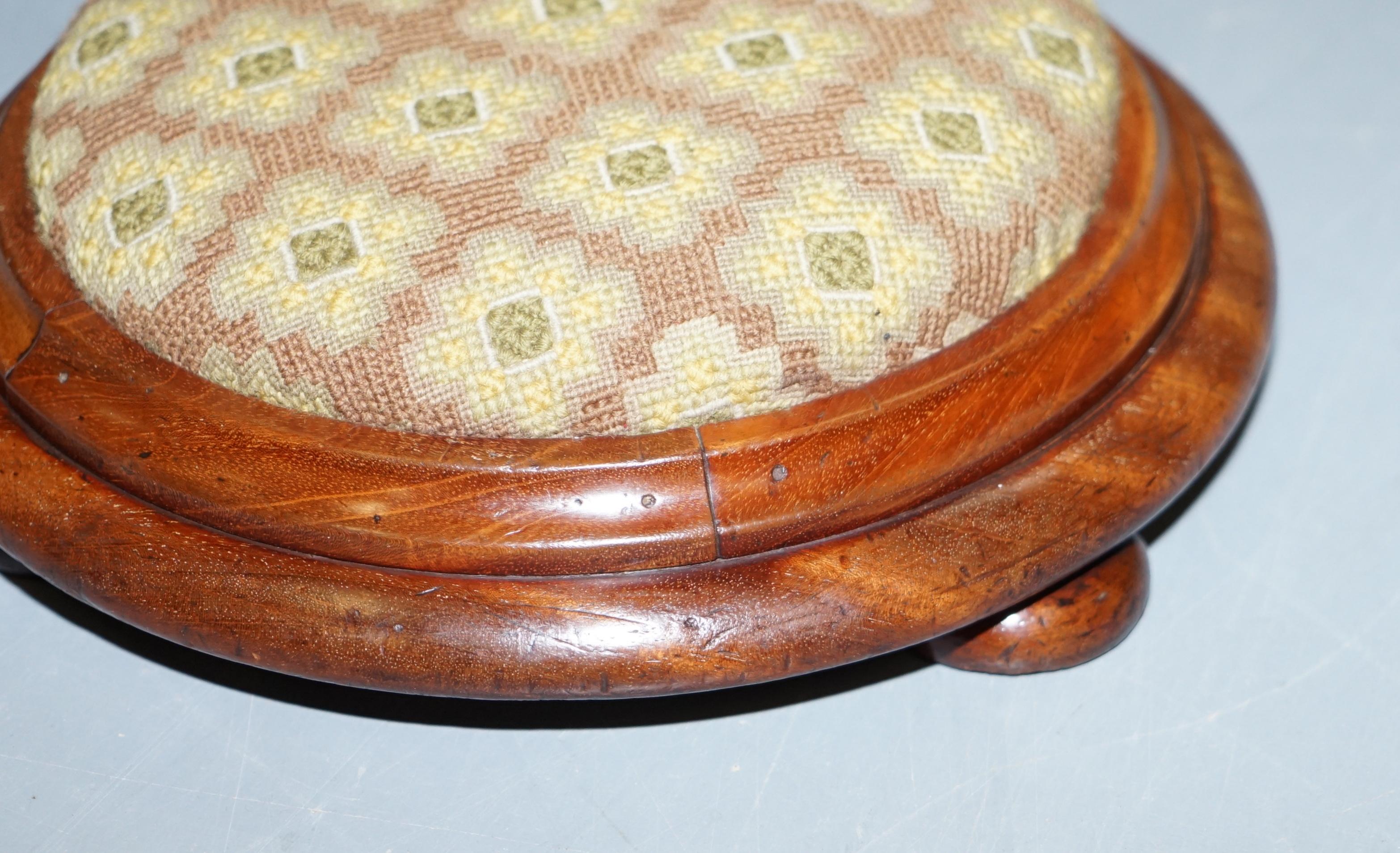 English Sublime Georgian 1780 Small Round Walnut Footstool Very Decorative Little Piece For Sale