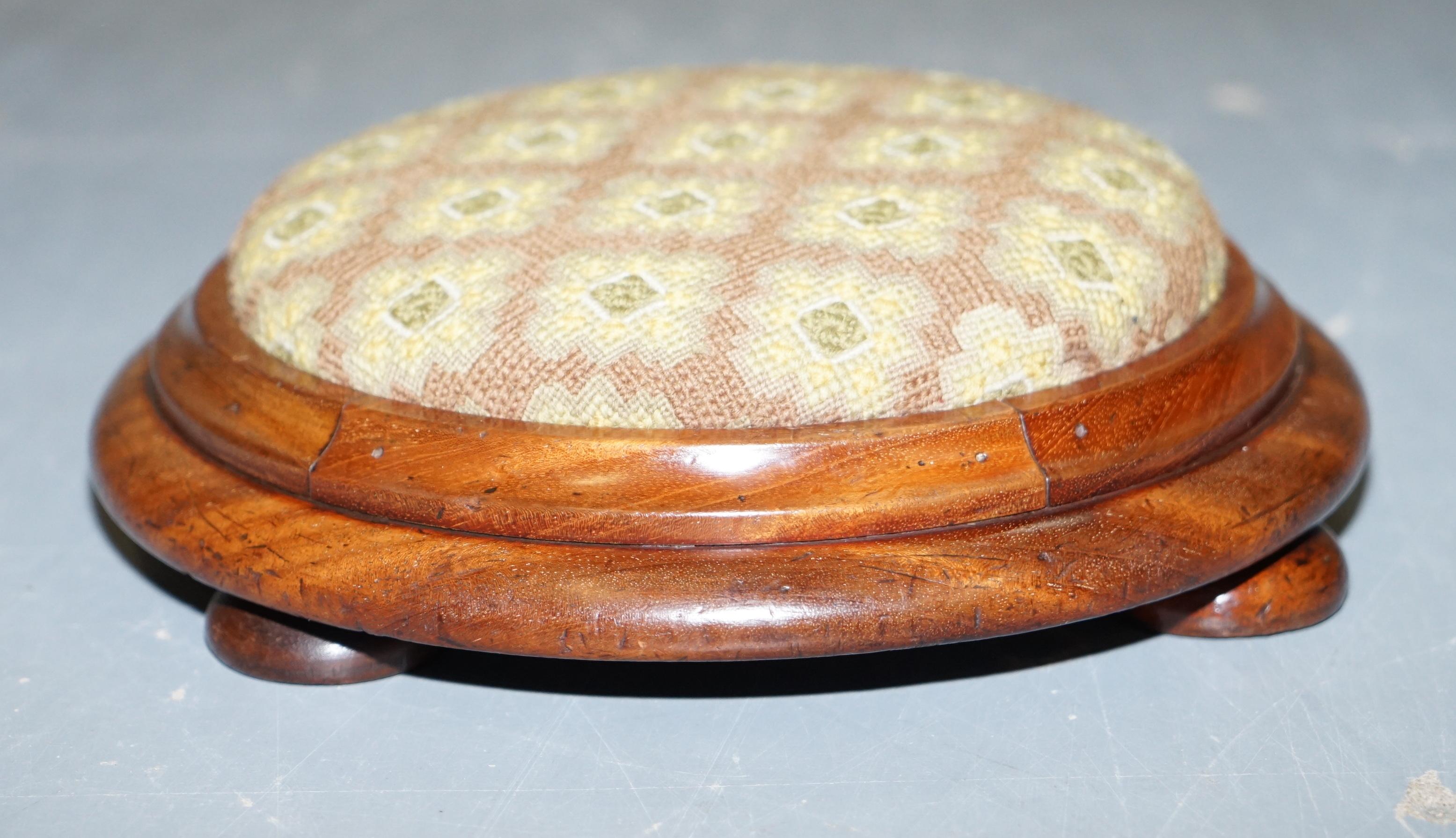 Hand-Crafted Sublime Georgian 1780 Small Round Walnut Footstool Very Decorative Little Piece For Sale