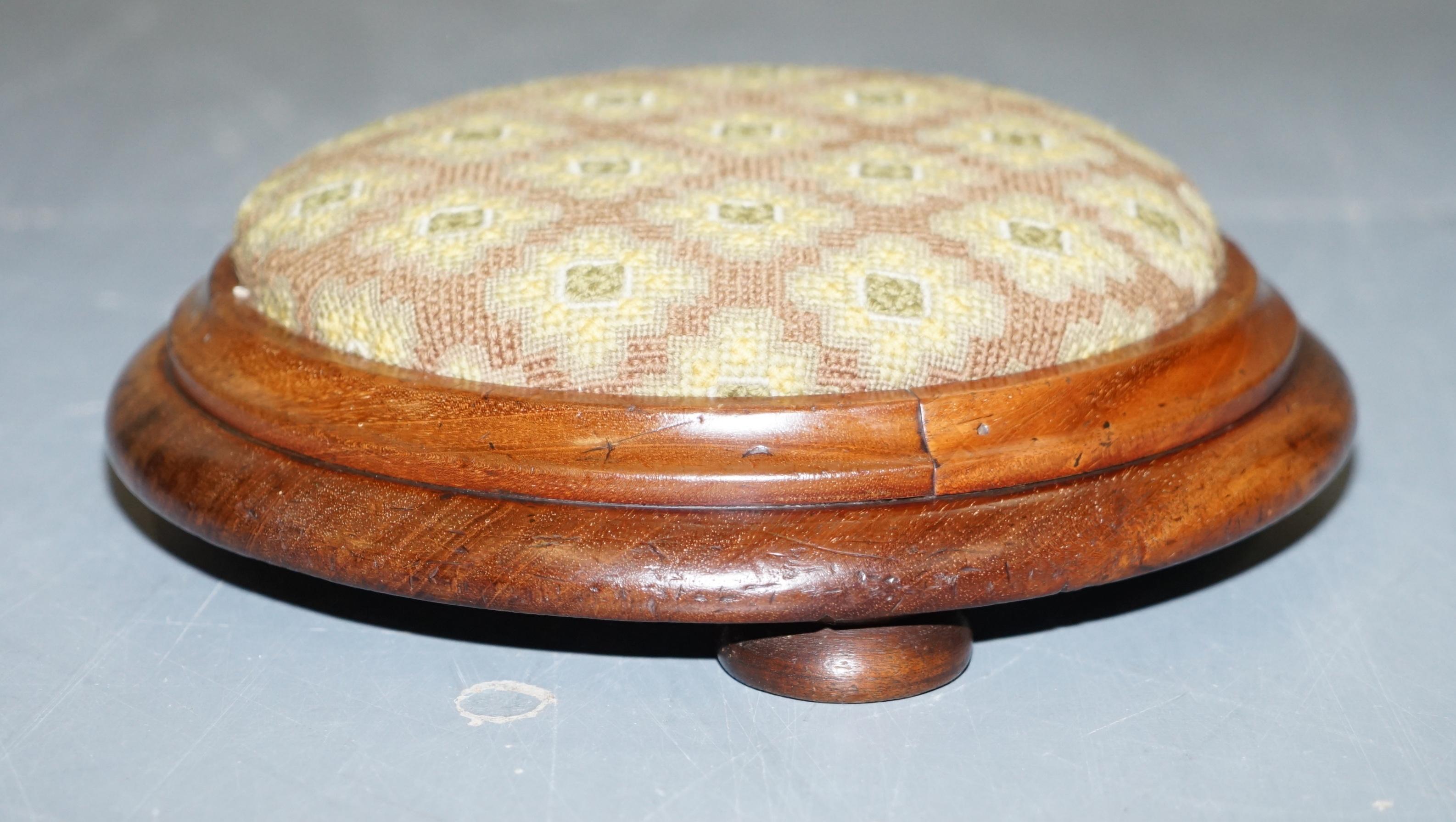 Late 18th Century Sublime Georgian 1780 Small Round Walnut Footstool Very Decorative Little Piece For Sale