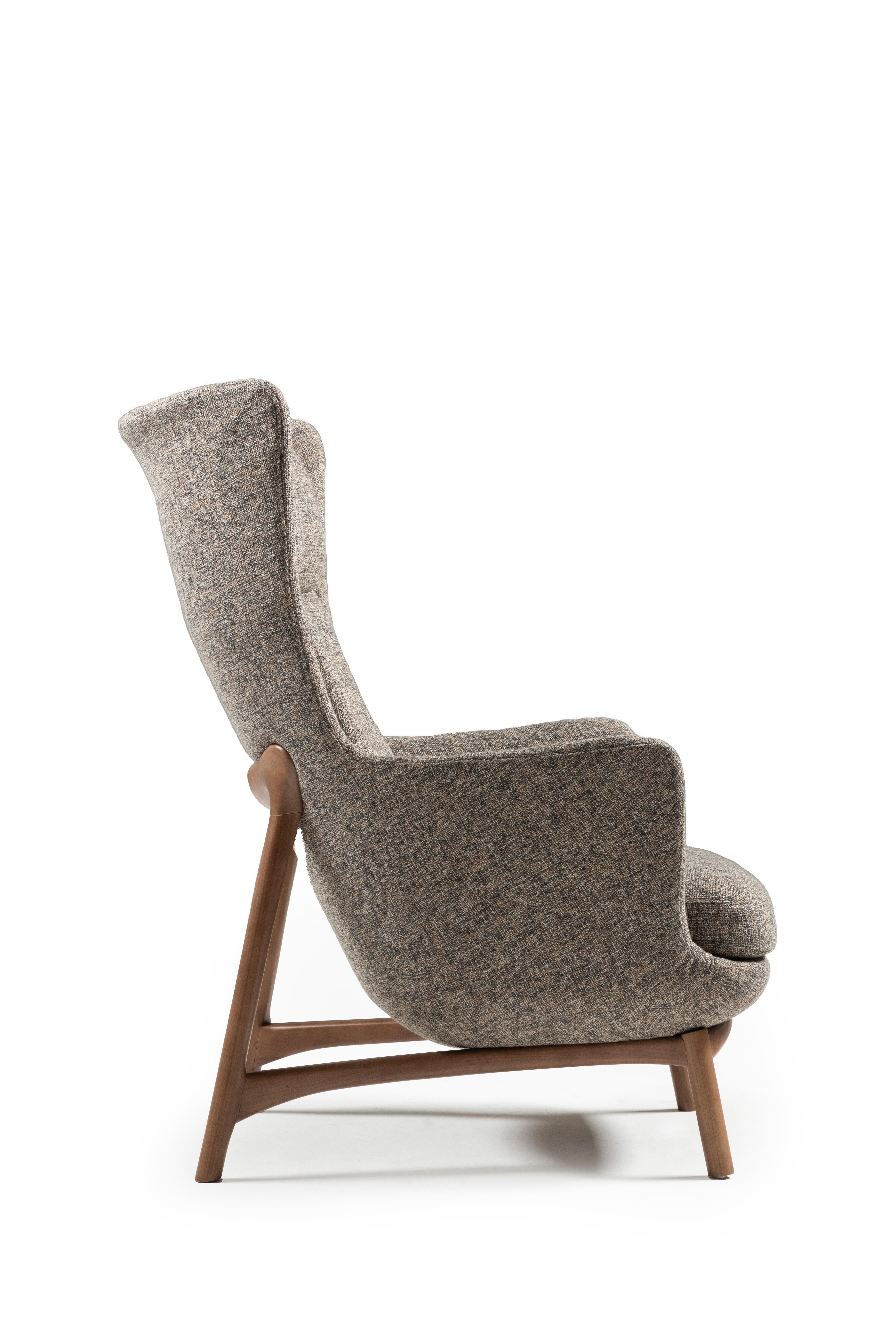 Moderne Sublime fauteuils hauts, style contemporain en bois massif, tissu d'ameublement textile.  en vente