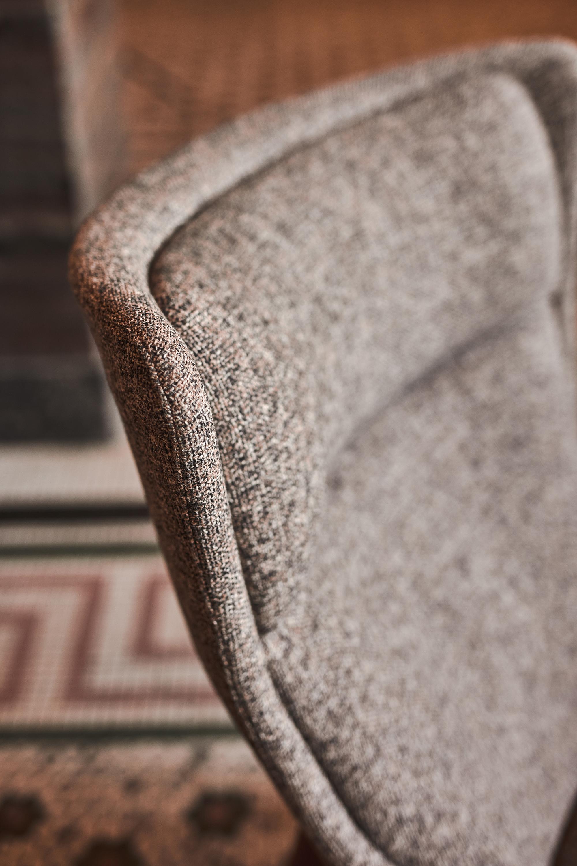 Cuir Sublime fauteuils hauts, style contemporain en bois massif, tissu d'ameublement textile.  en vente