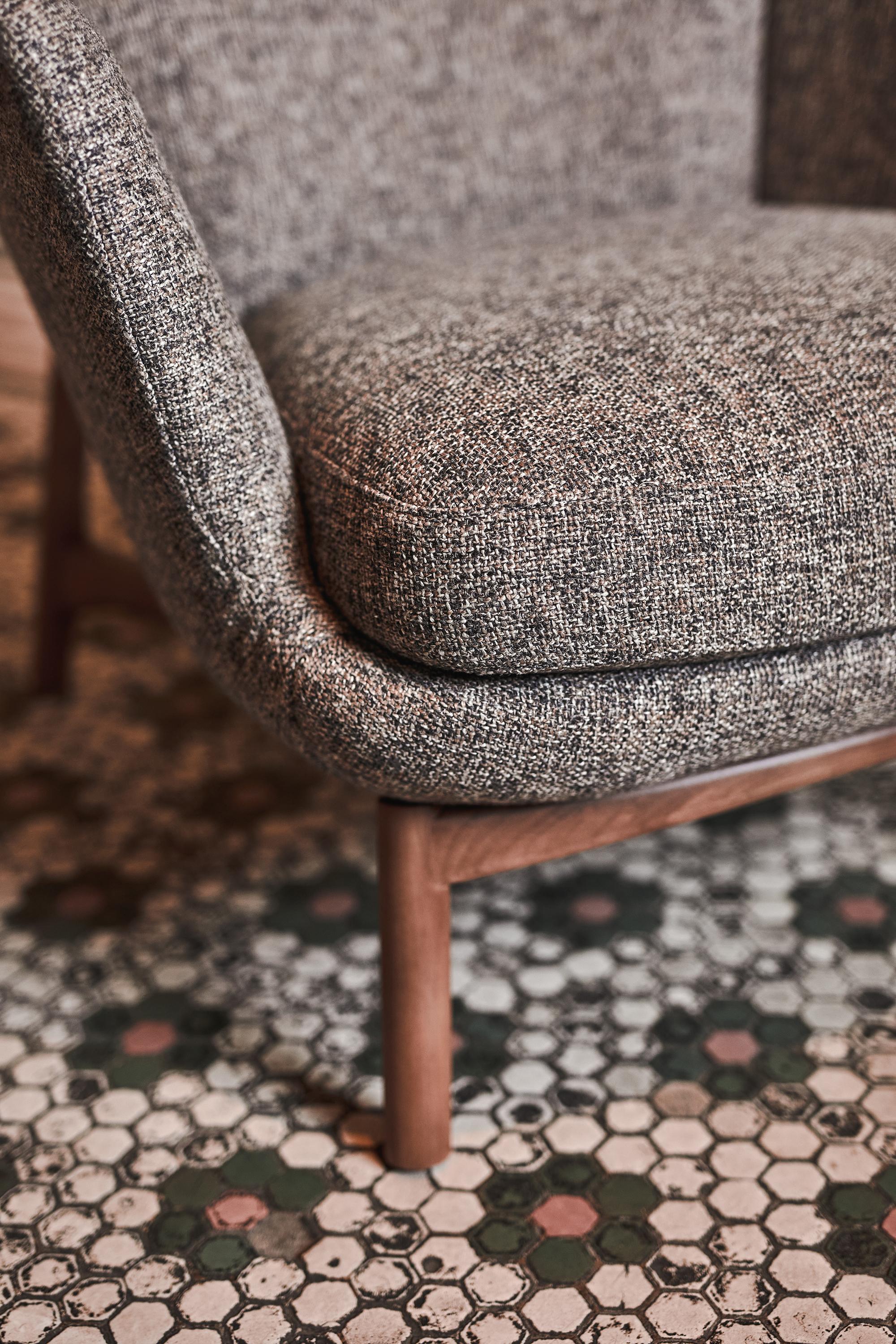 Sublime fauteuils hauts, style contemporain en bois massif, tissu d'ameublement textile.  en vente 1