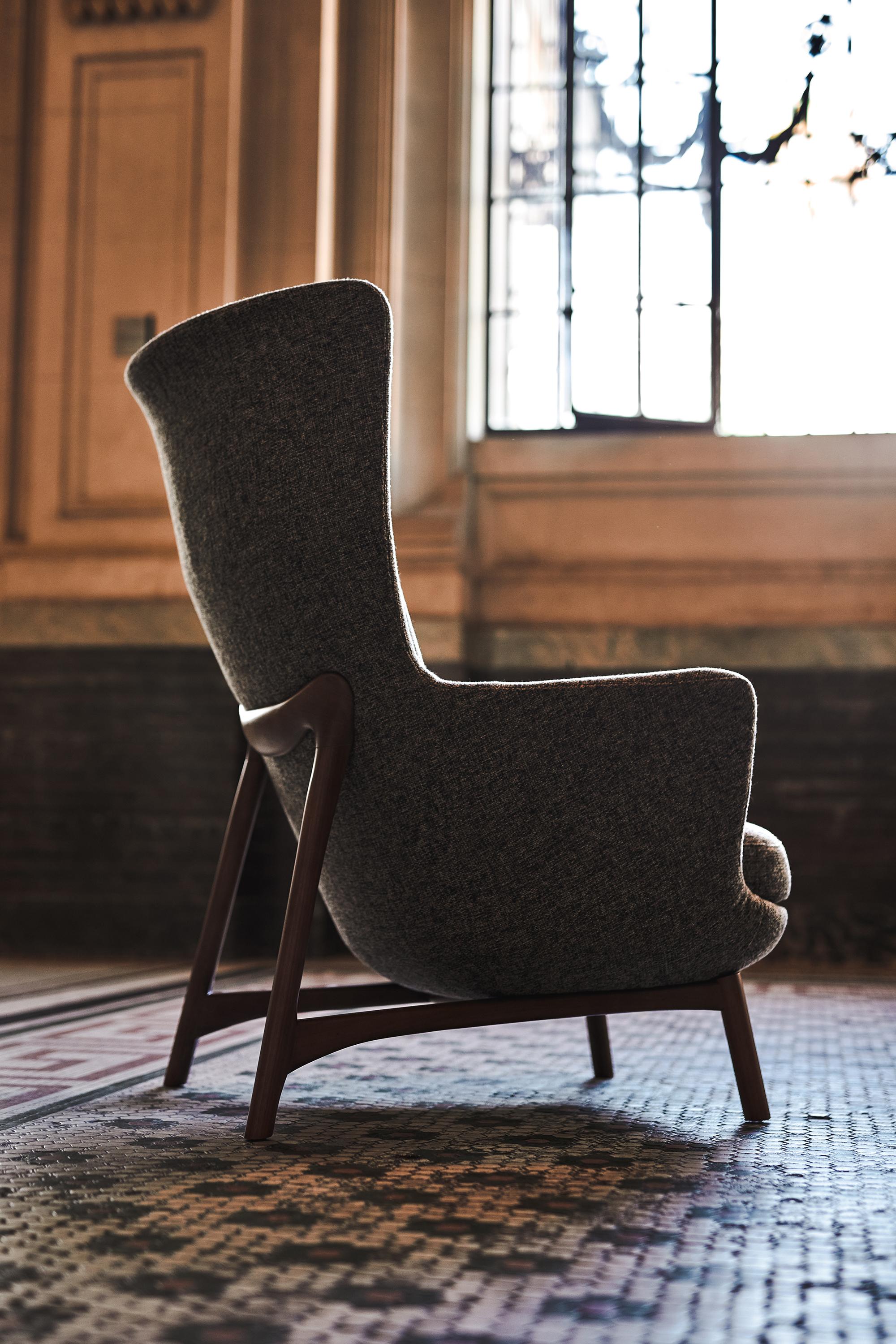 Sublime fauteuils hauts, style contemporain en bois massif, tissu d'ameublement textile.  en vente 2