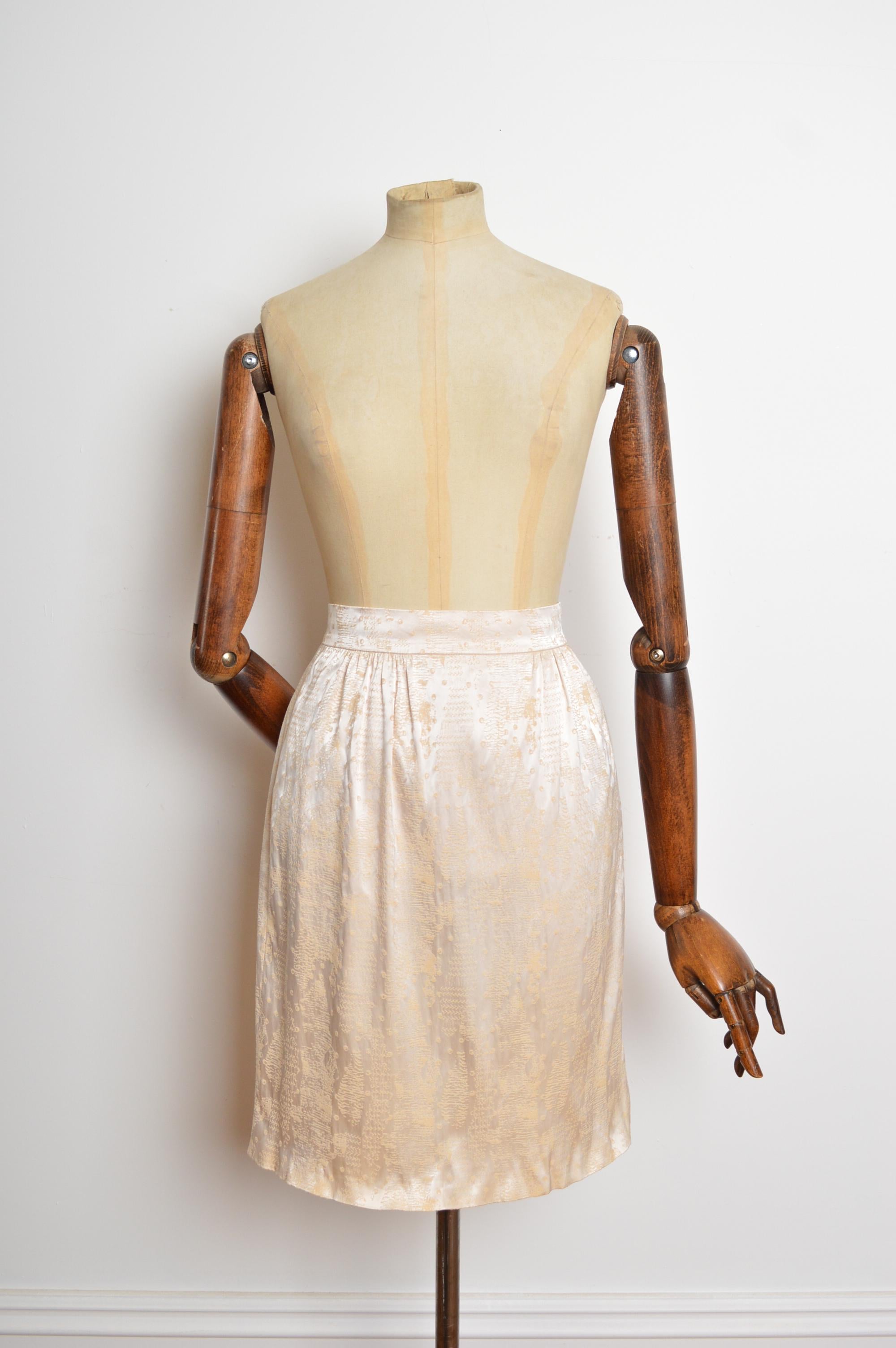 Beige Sublime jupe crayon MADAME GRÉS Ivoire Satin texturé Crème Vintage en vente