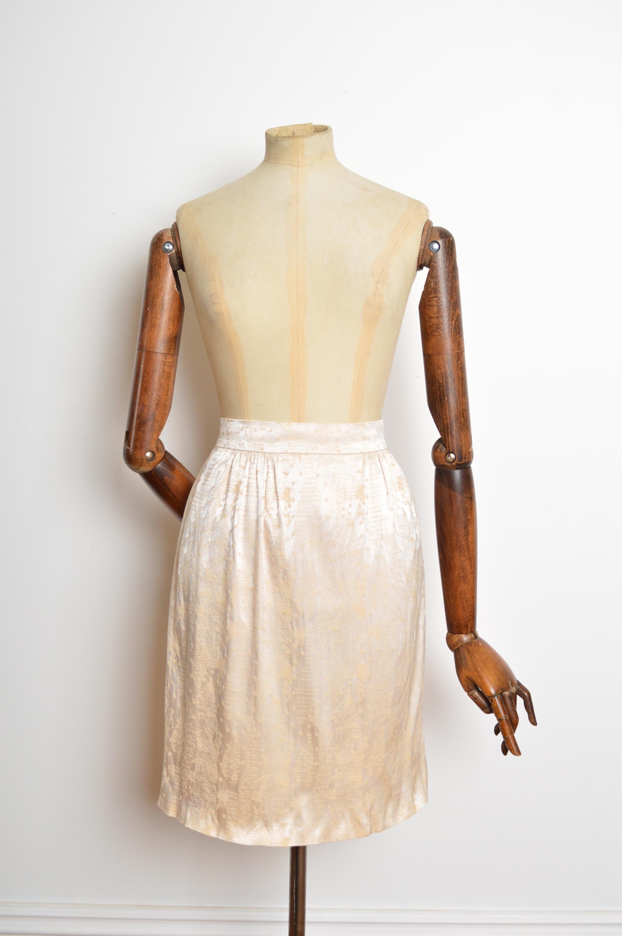 Sublime jupe crayon MADAME GRÉS Ivoire Satin texturé Crème Vintage en vente 2