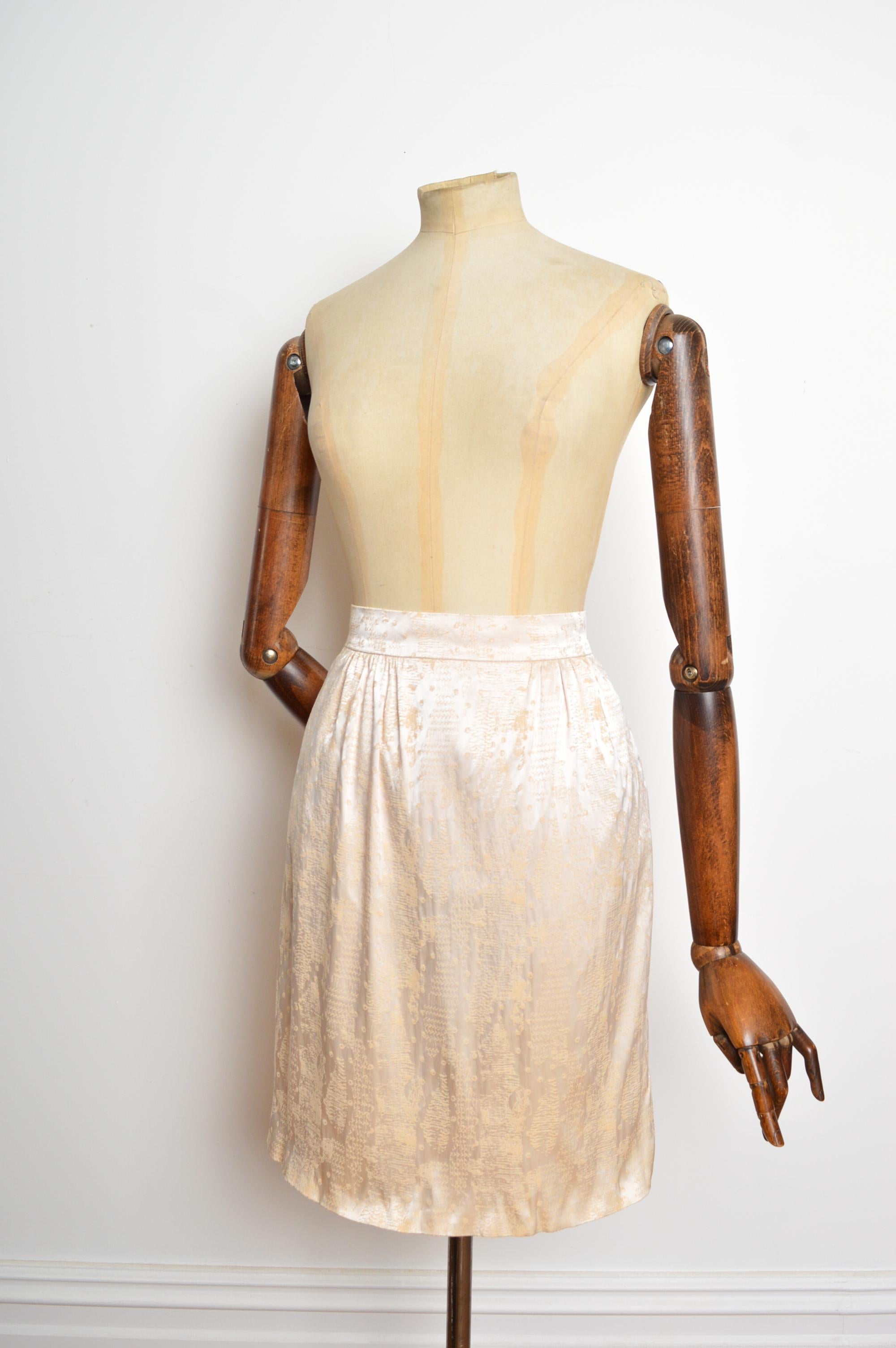 Sublime jupe crayon MADAME GRÉS Ivoire Satin texturé Crème Vintage en vente 3
