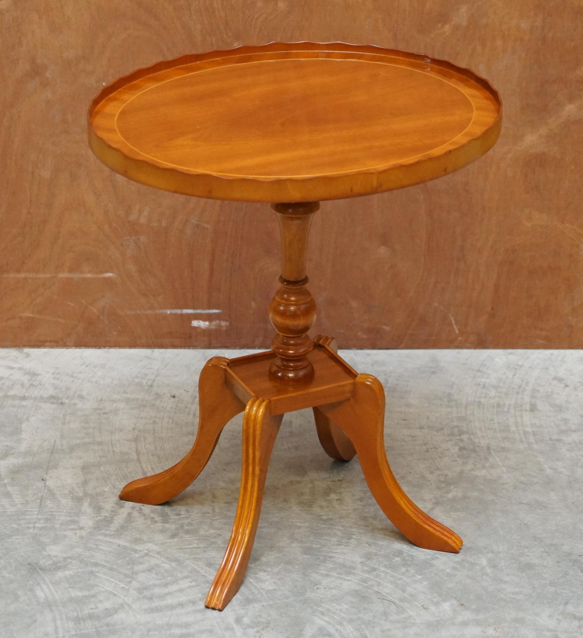 Siamo lieti di offrire in vendita questo delizioso tavolino vintage in mogano di Beresford & Hicks, realizzato a mano in Inghilterra.

Questo pezzo è in condizioni sublimi, la patina del legno è squisita, ha un piano ovale con una ringhiera in