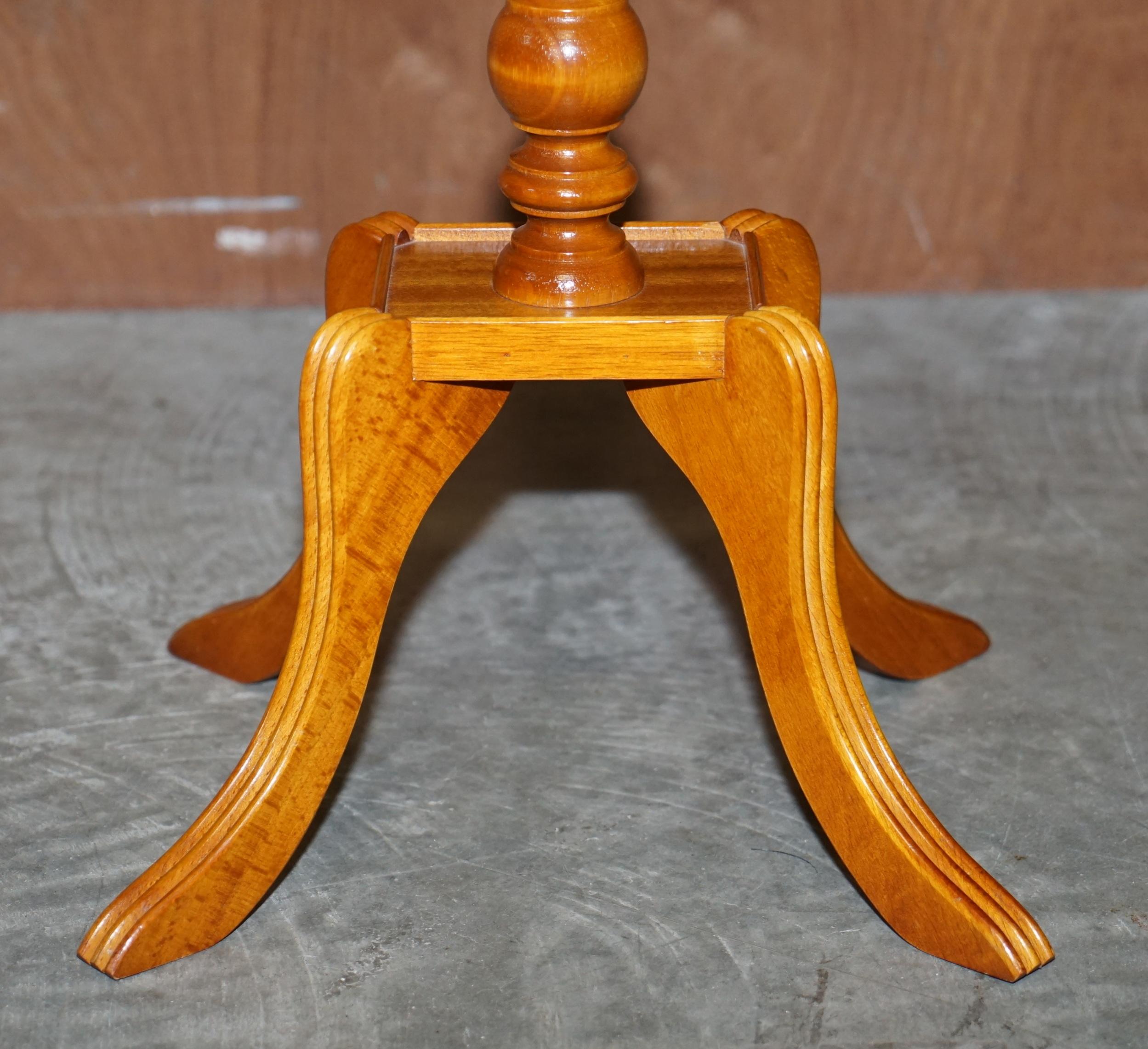 English Sublime Hardwood Wood Beresford & Hicks Side End Lamp Table with Gallery Rail For Sale
