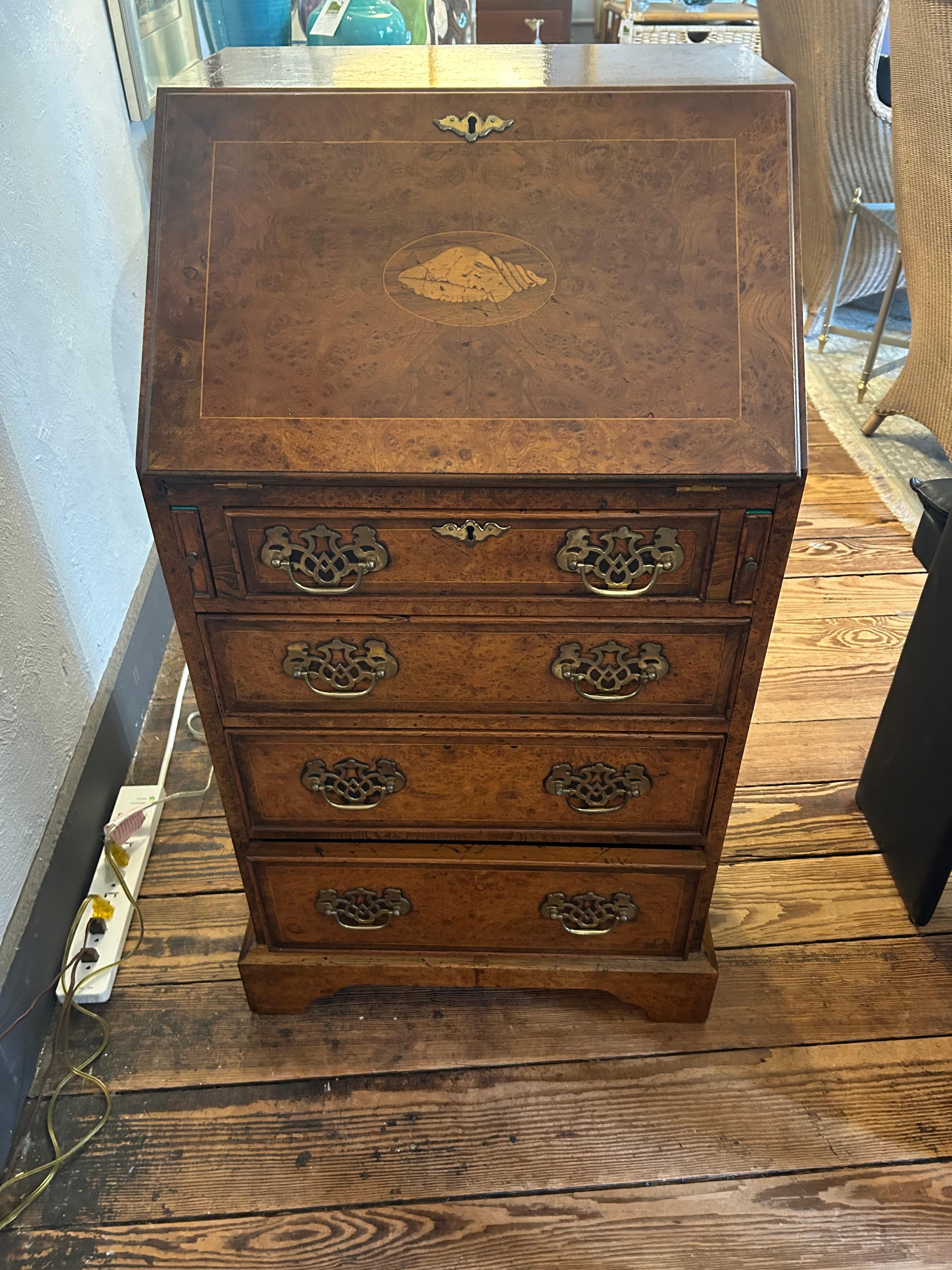Sublime secrétaire anglais ancien étroitement décoré de coquillages 13