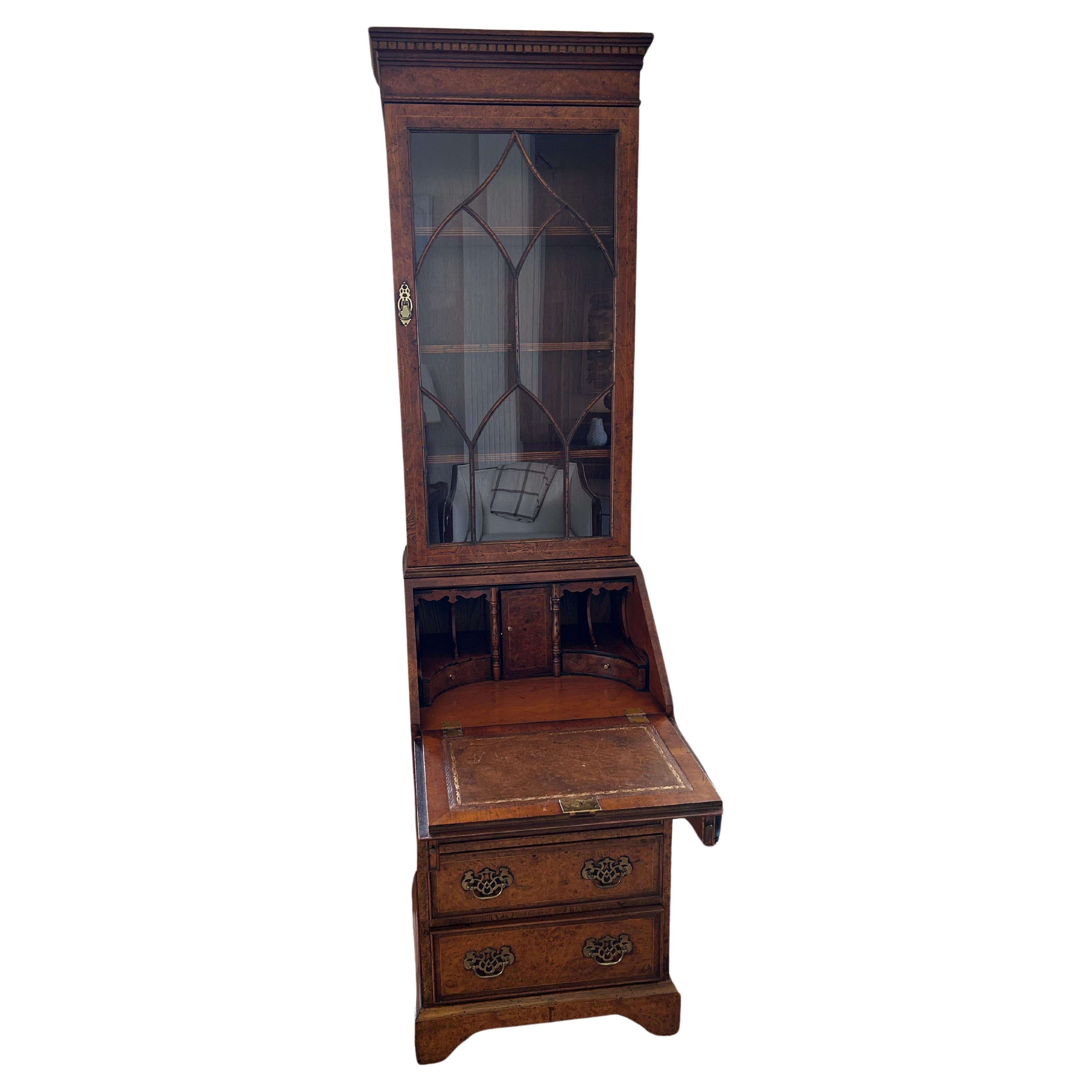 Incroyablement joli secrétaire anglais haut et étroit avec un magnifique plateau de bibliothèque en verre d'origine et une façade inclinée qui s'ouvre pour révéler de superbes casiers et tiroirs ainsi qu'une surface d'écriture en cuir estampé.  La