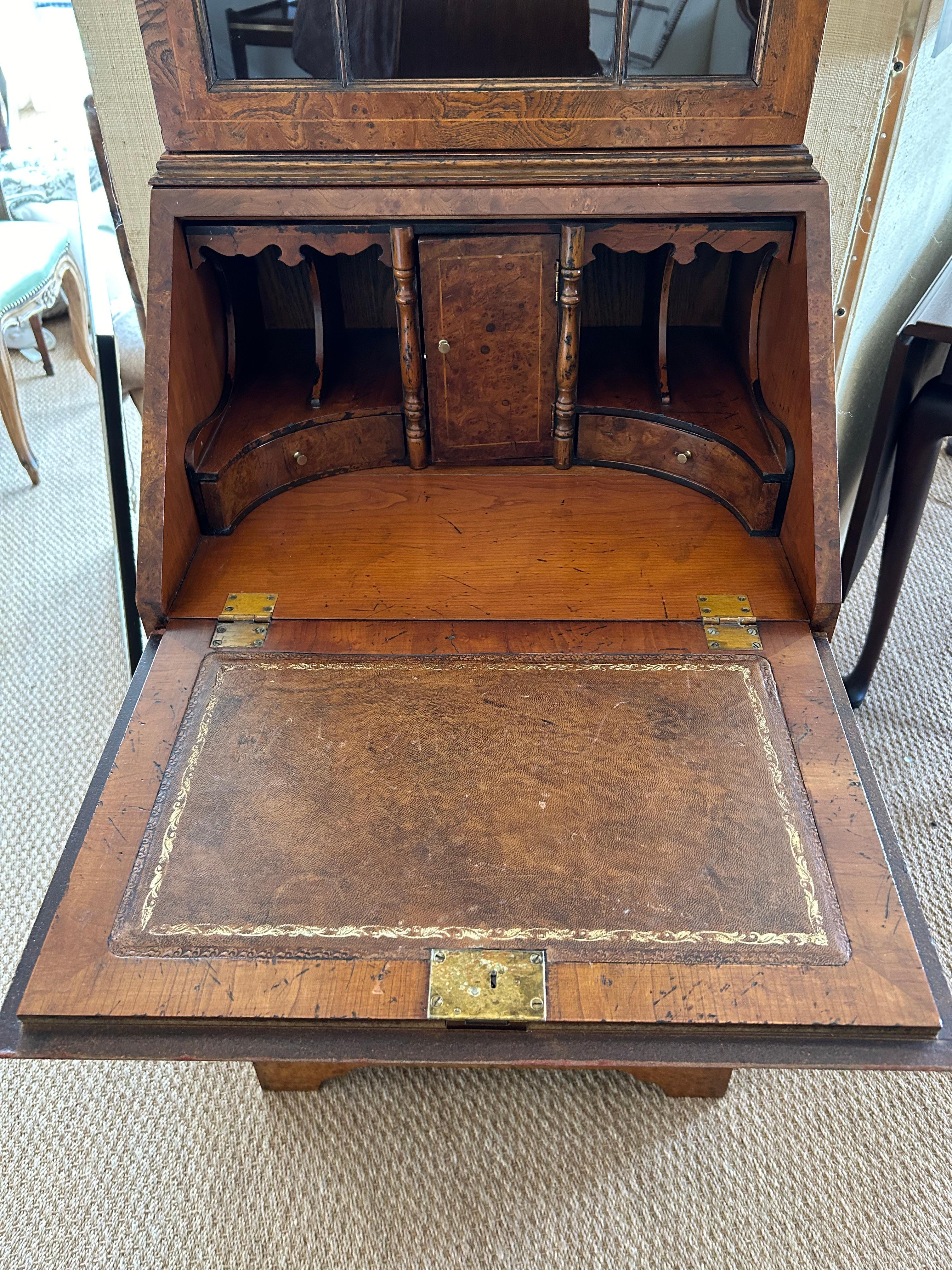 Anglais Sublime secrétaire anglais ancien étroitement décoré de coquillages