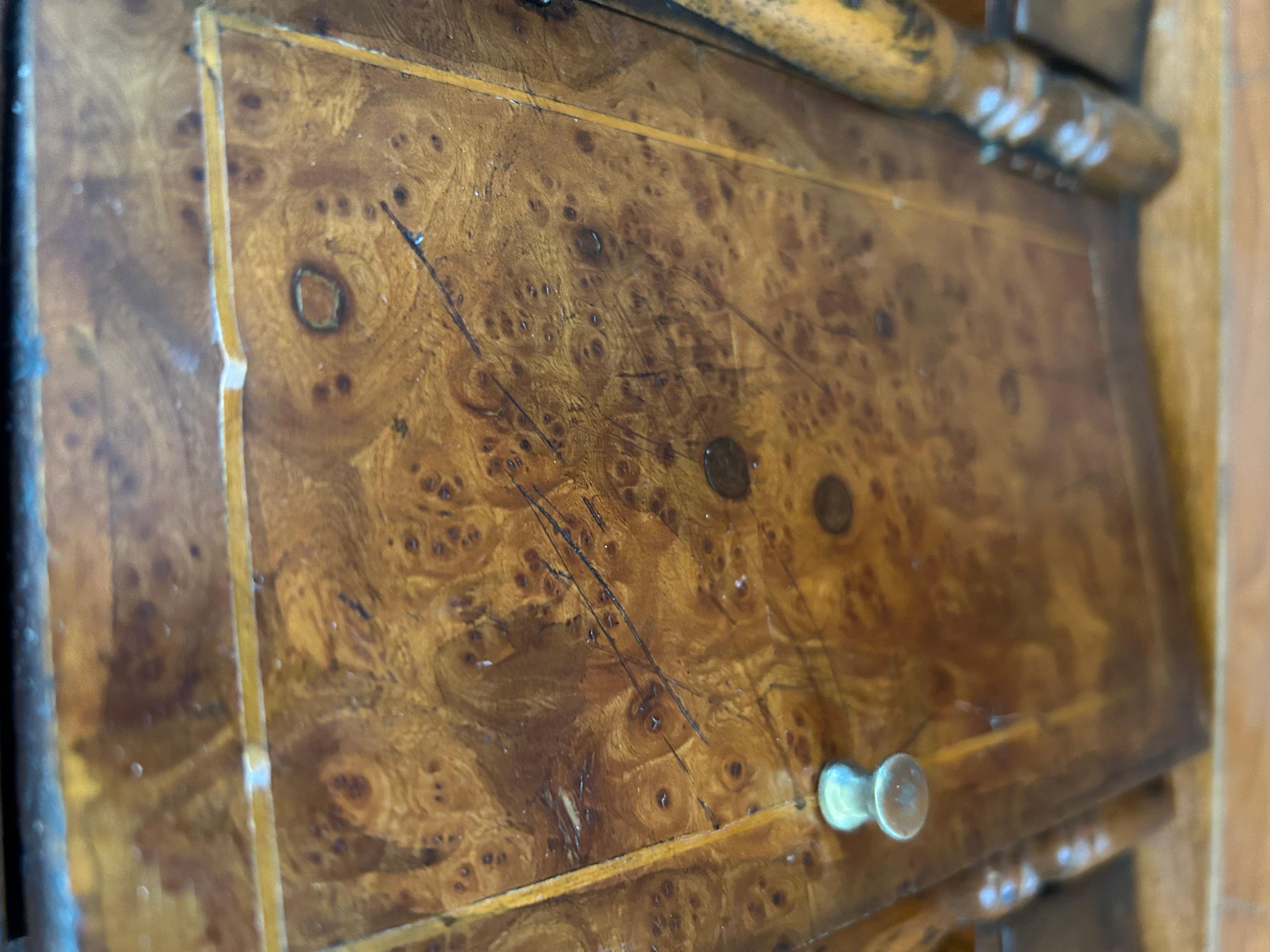 Cuir Sublime secrétaire anglais ancien étroitement décoré de coquillages