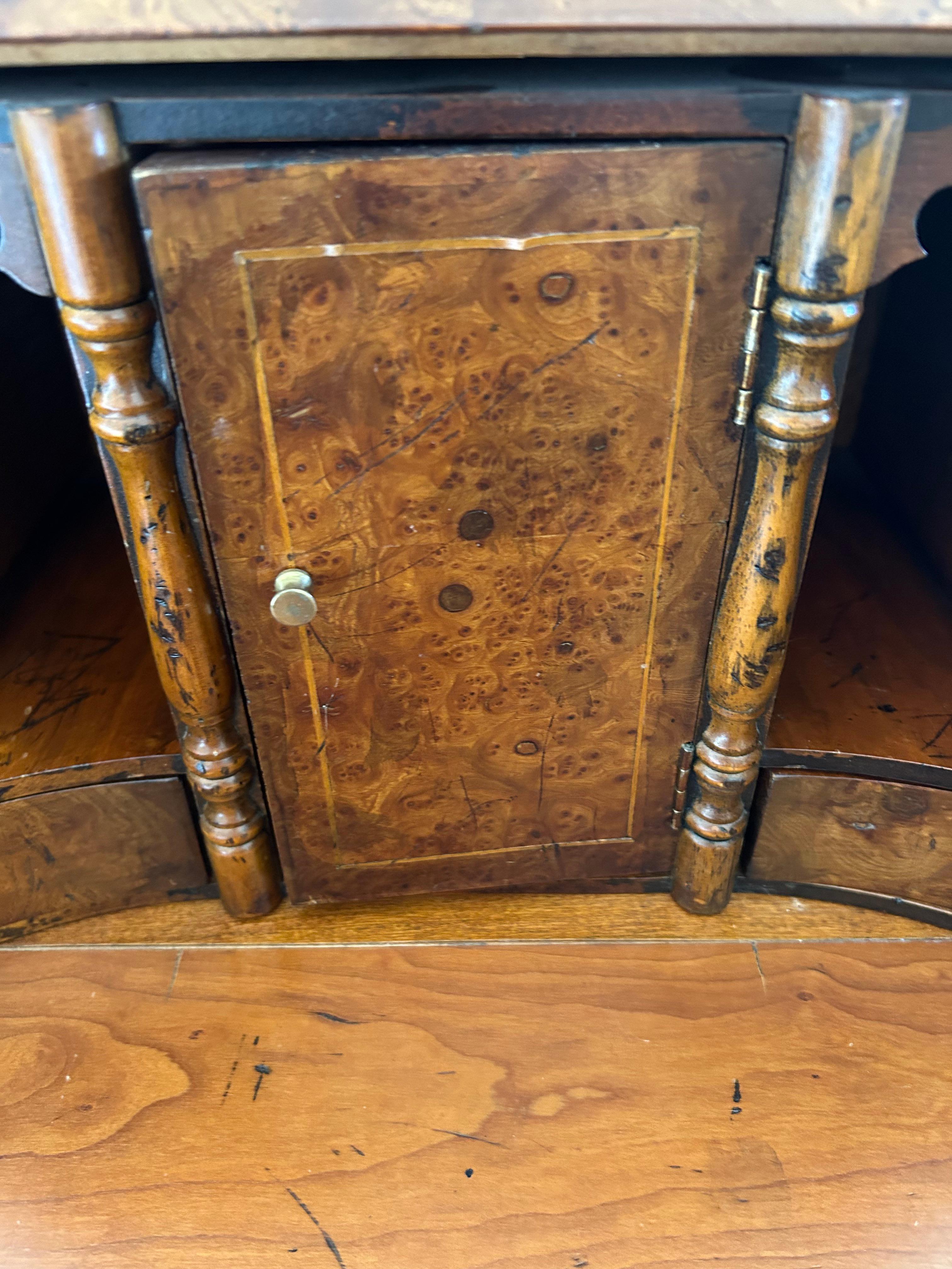 Sublime secrétaire anglais ancien étroitement décoré de coquillages 1