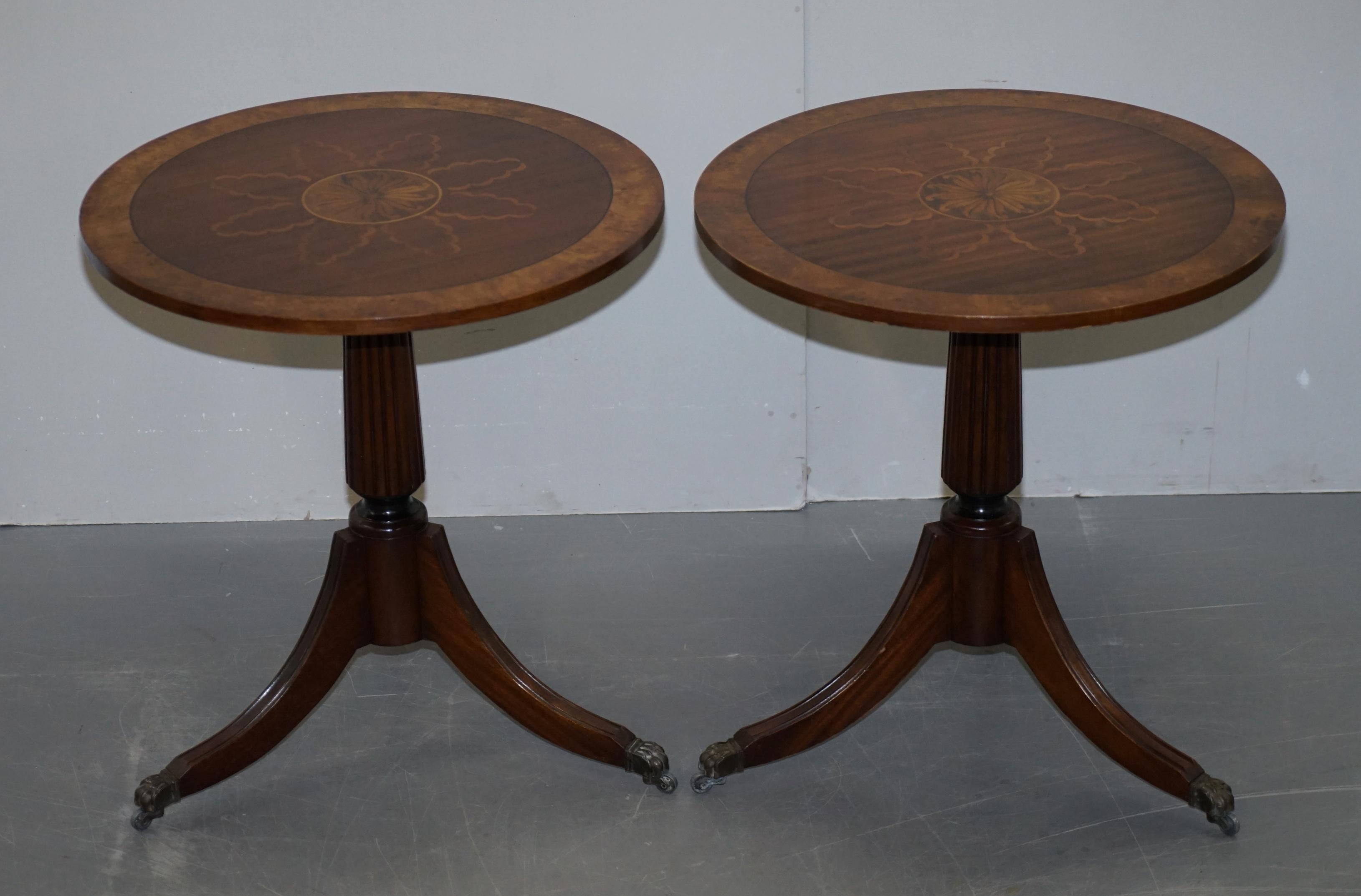Estamos encantados de poner a la venta este precioso par de mesas auxiliares grandes de época con incrustaciones de marquetería de nogal Burr y bases trípodes rematadas con patas de pata peluda de león

Un par muy bien hecho, con la parte superior
