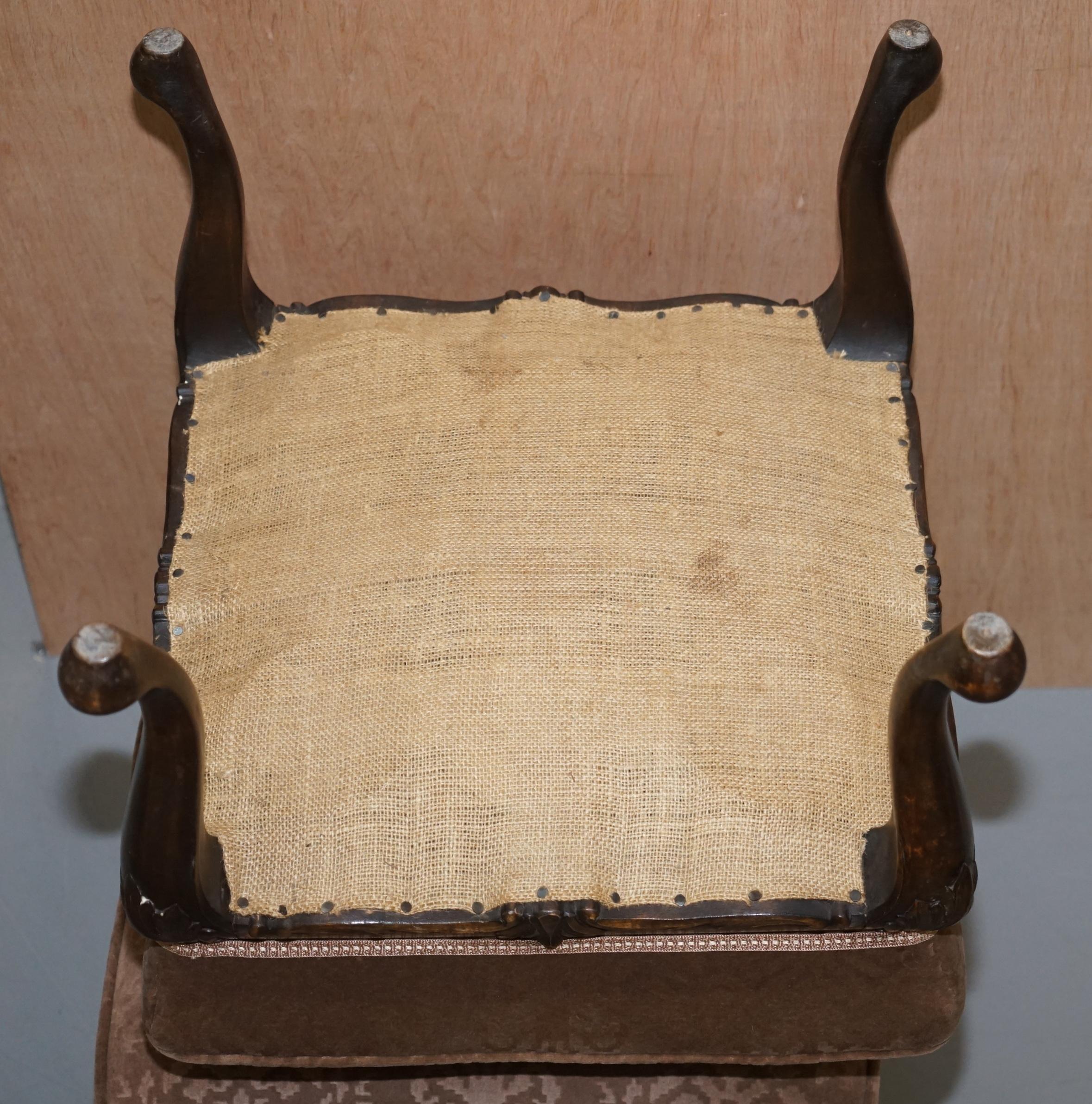 Tissu d'ameublement Sublime Paire de tabourets circa 1860 Antique Victorian Footstools Stools Carved Hardwood en vente