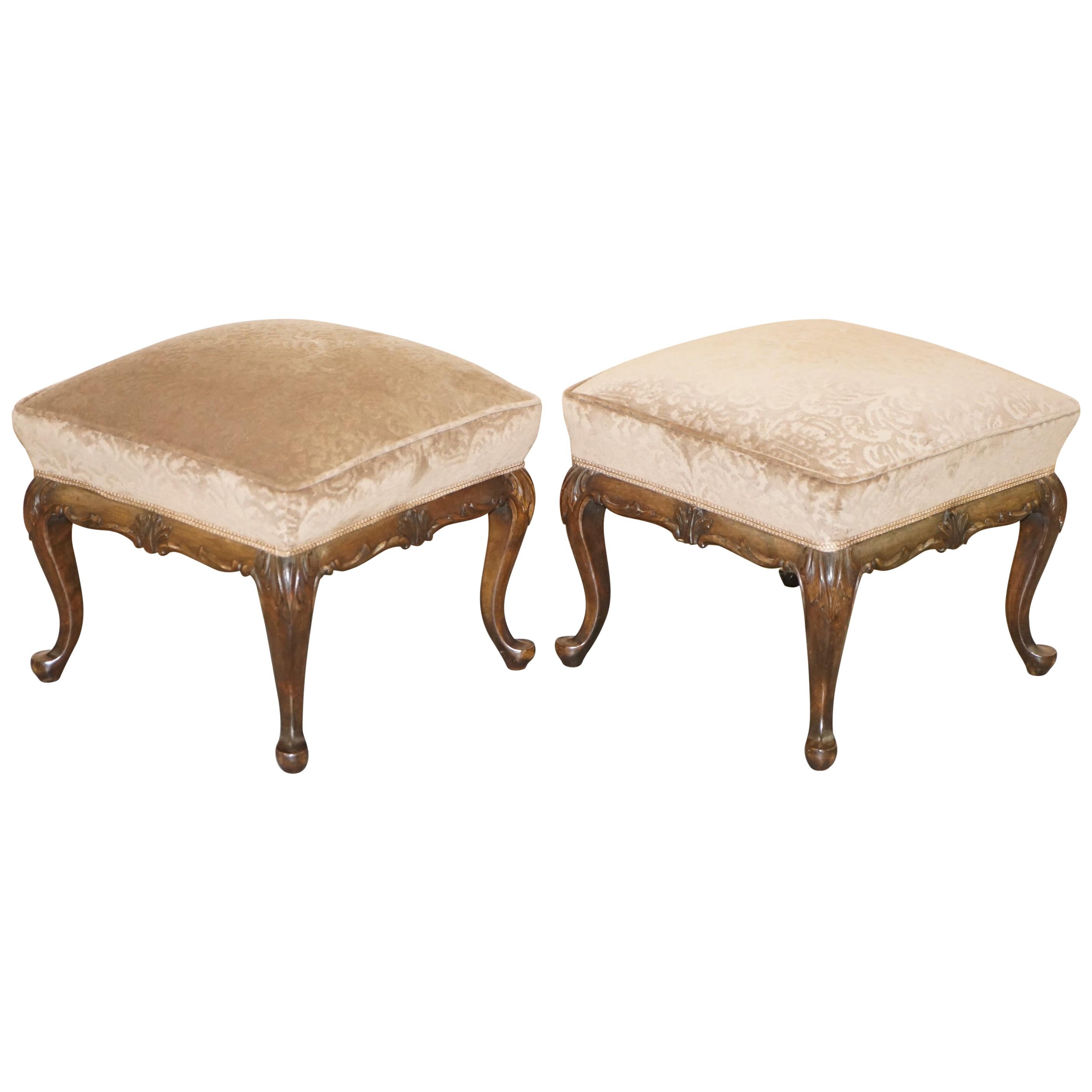Sublime coppia di sgabelli vittoriani antichi del 1860 circa in legno duro intagliato