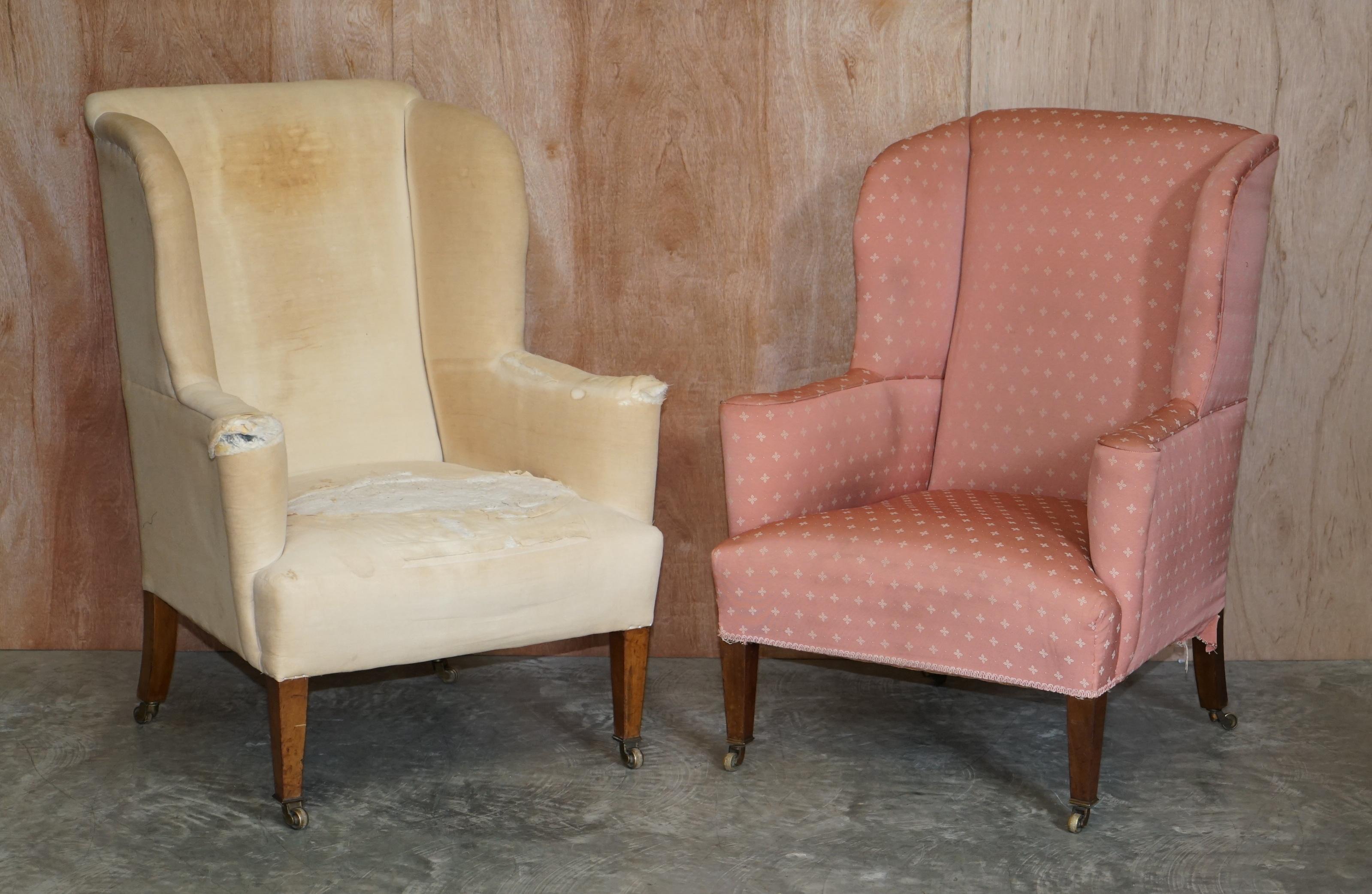 Sublime coppia di poltrone Wingback con cornice in noce di William Morris di Howard & Son in vendita 5
