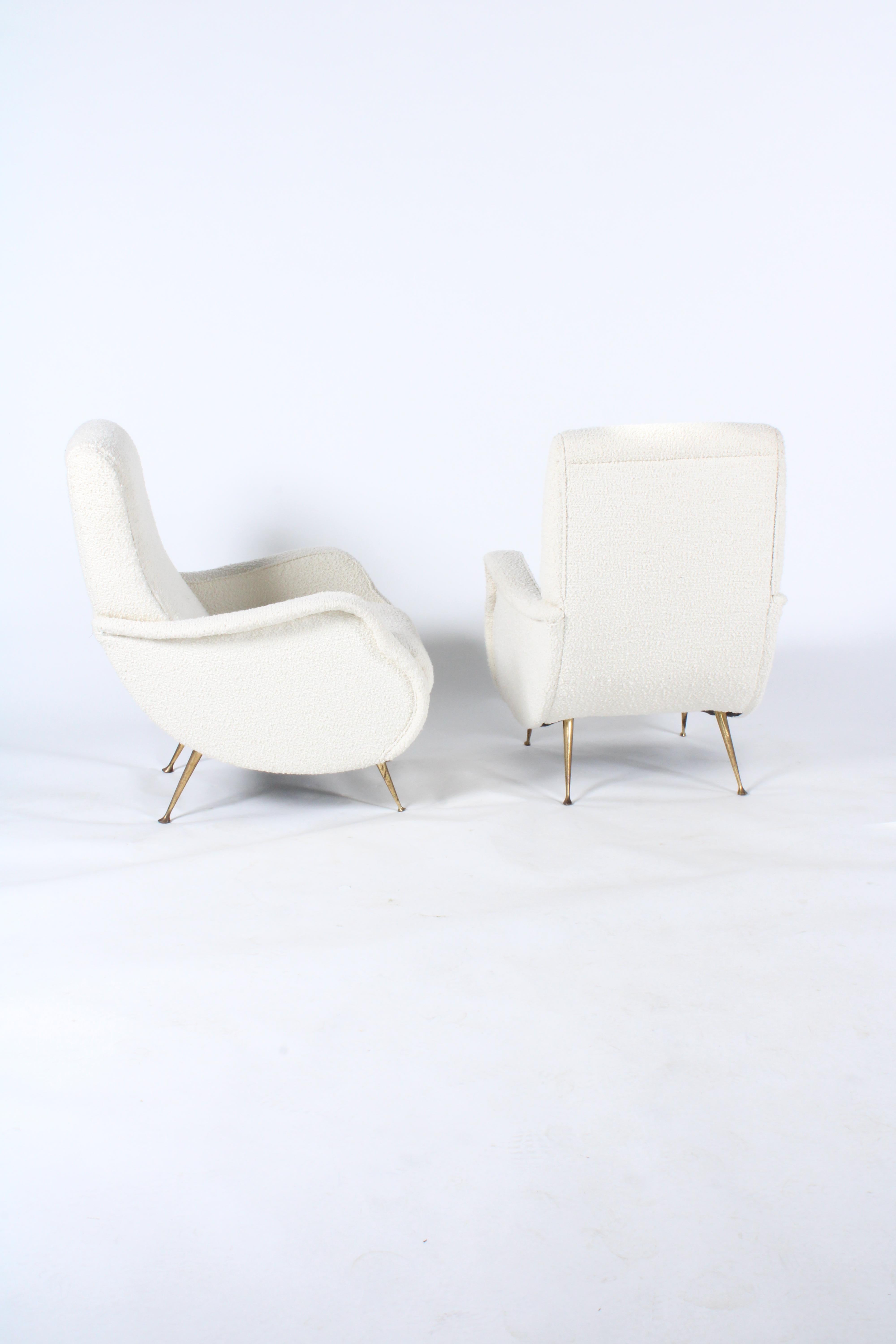 Sublime paire de fauteuils italiens d'origine du milieu du siècle dernier récemment tapissés en vente 4