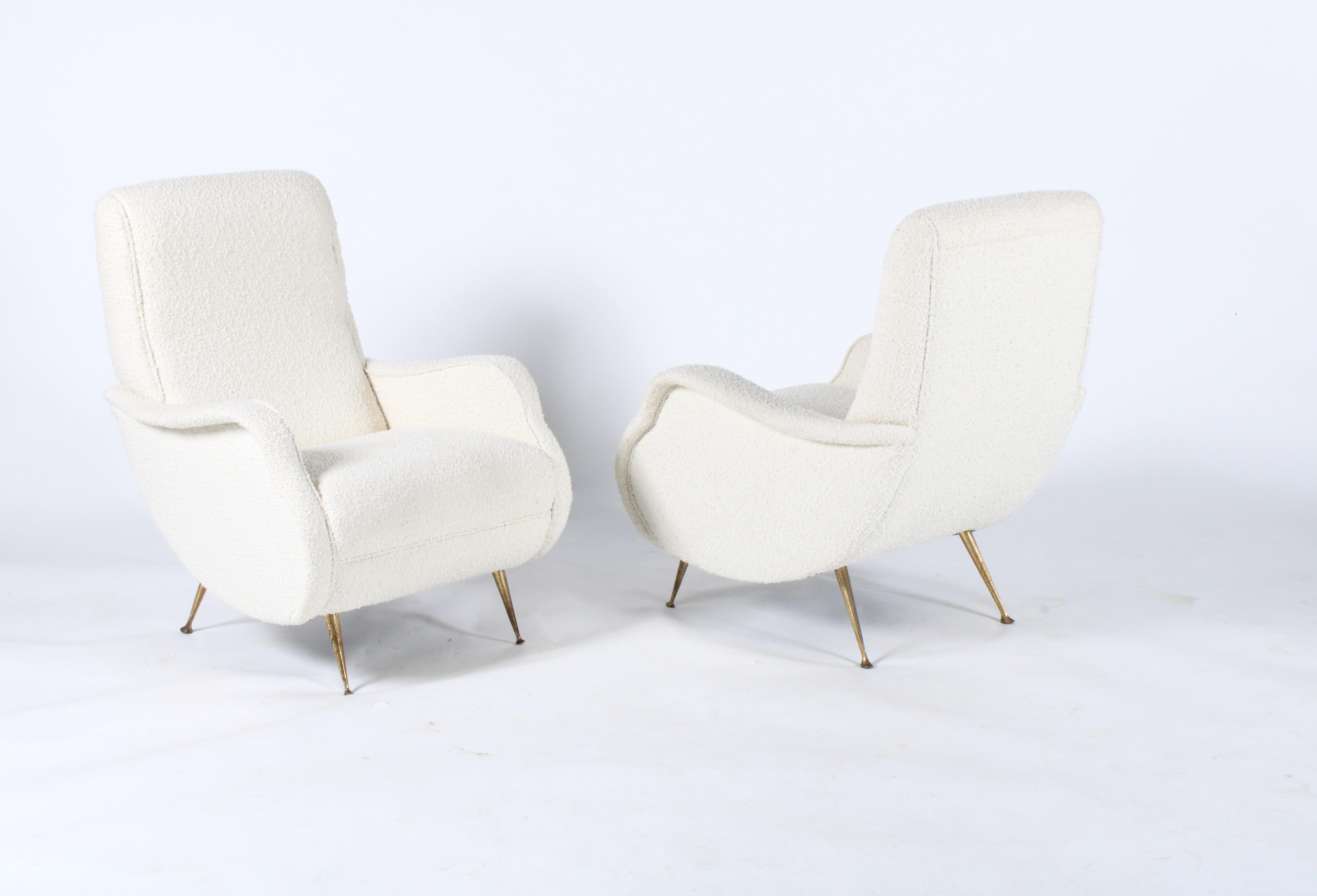 Sublime paire de fauteuils italiens d'origine du milieu du siècle dernier récemment tapissés en vente 6