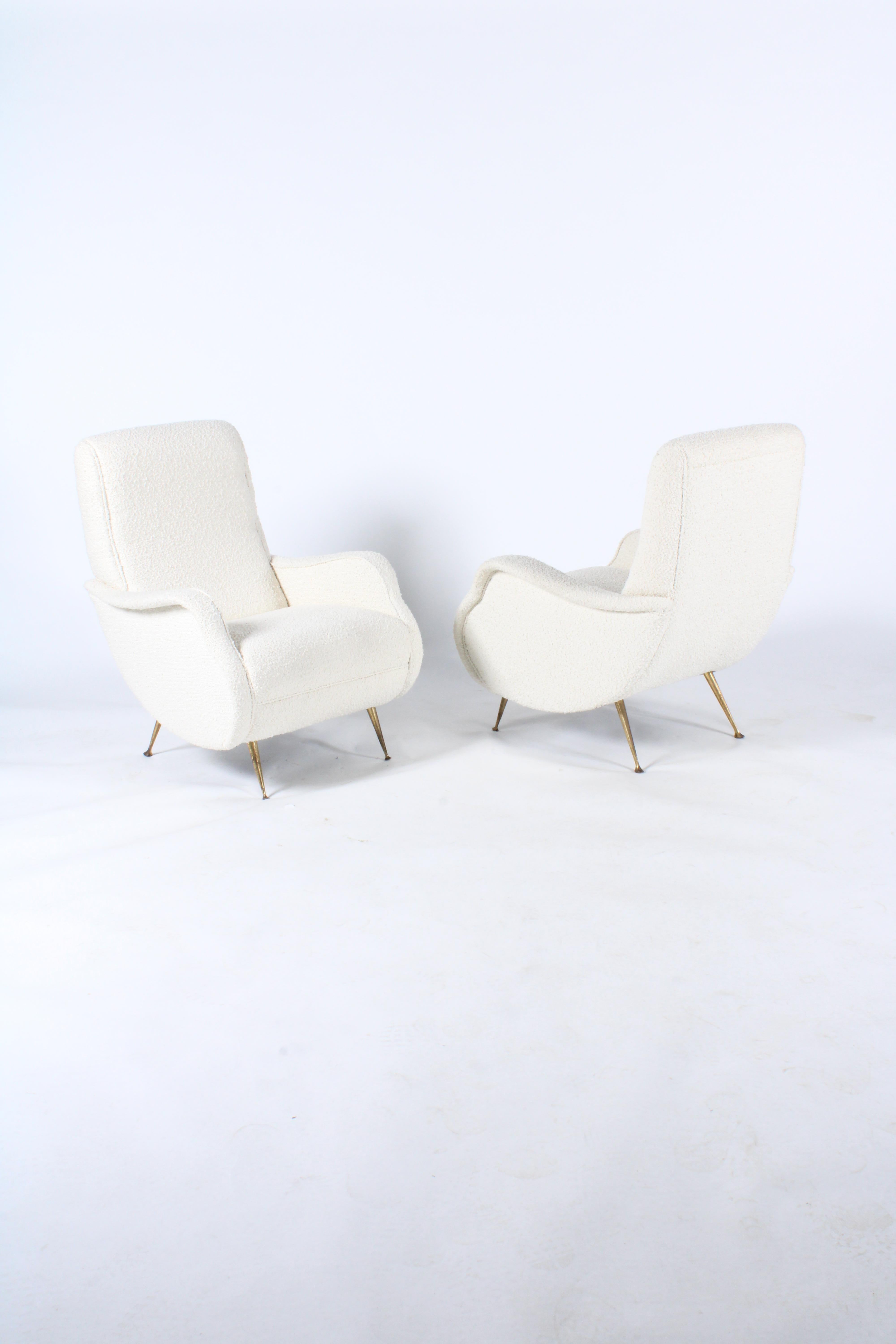 Sublime paire de fauteuils italiens d'origine du milieu du siècle dernier récemment tapissés en vente 7