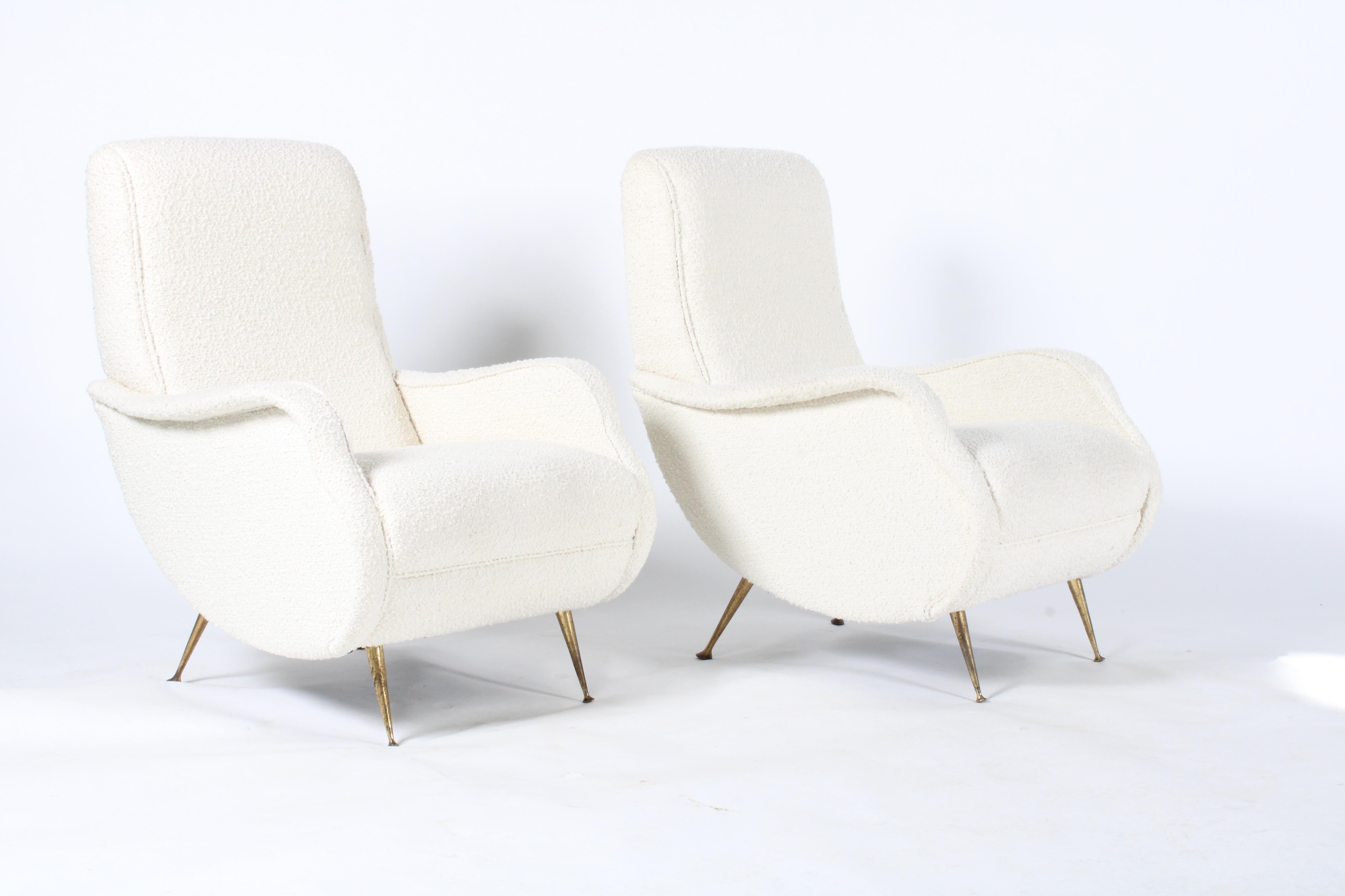 Mid-Century Modern Sublime paire de fauteuils italiens d'origine du milieu du siècle dernier récemment tapissés en vente