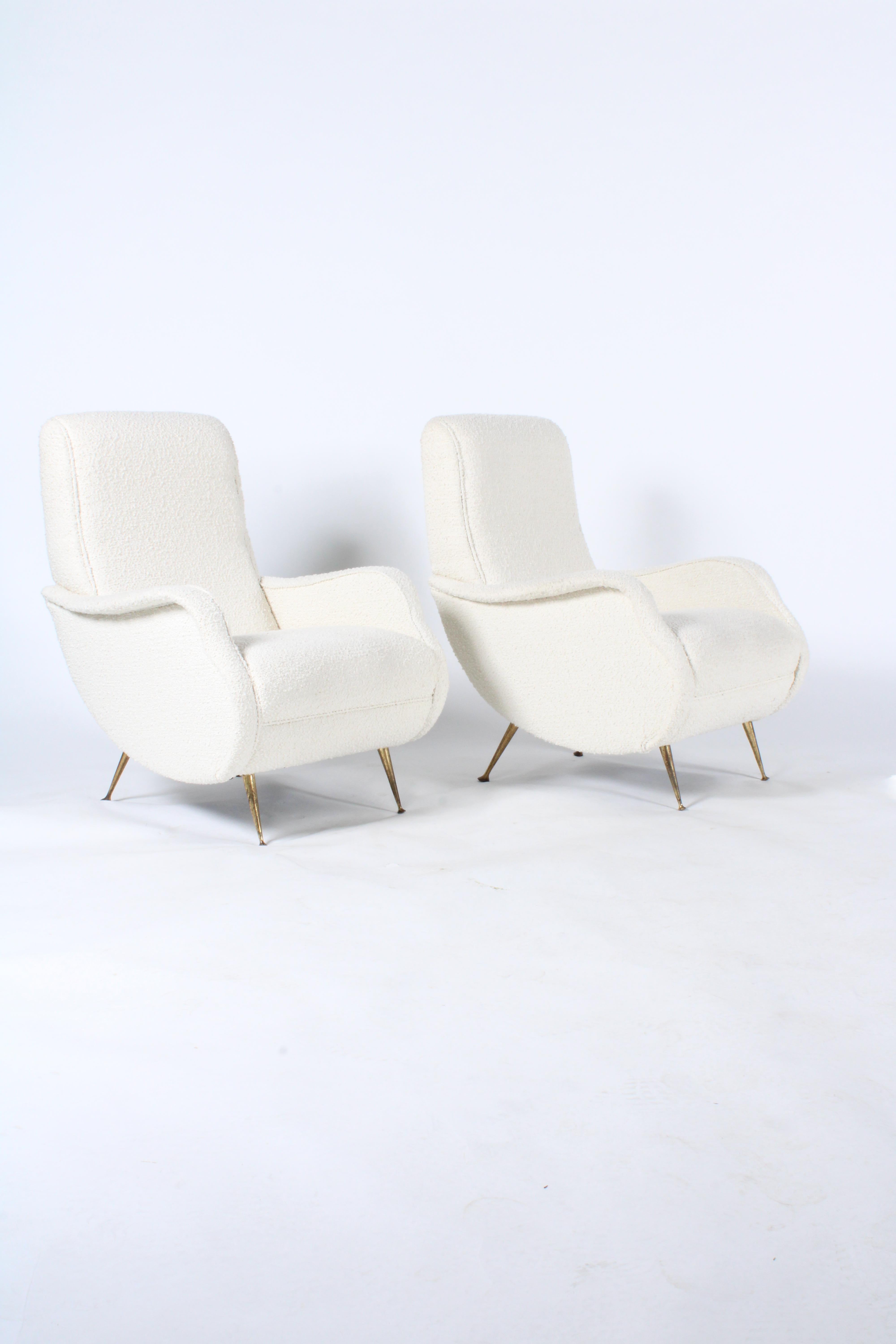 Laiton Sublime paire de fauteuils italiens d'origine du milieu du siècle dernier récemment tapissés en vente