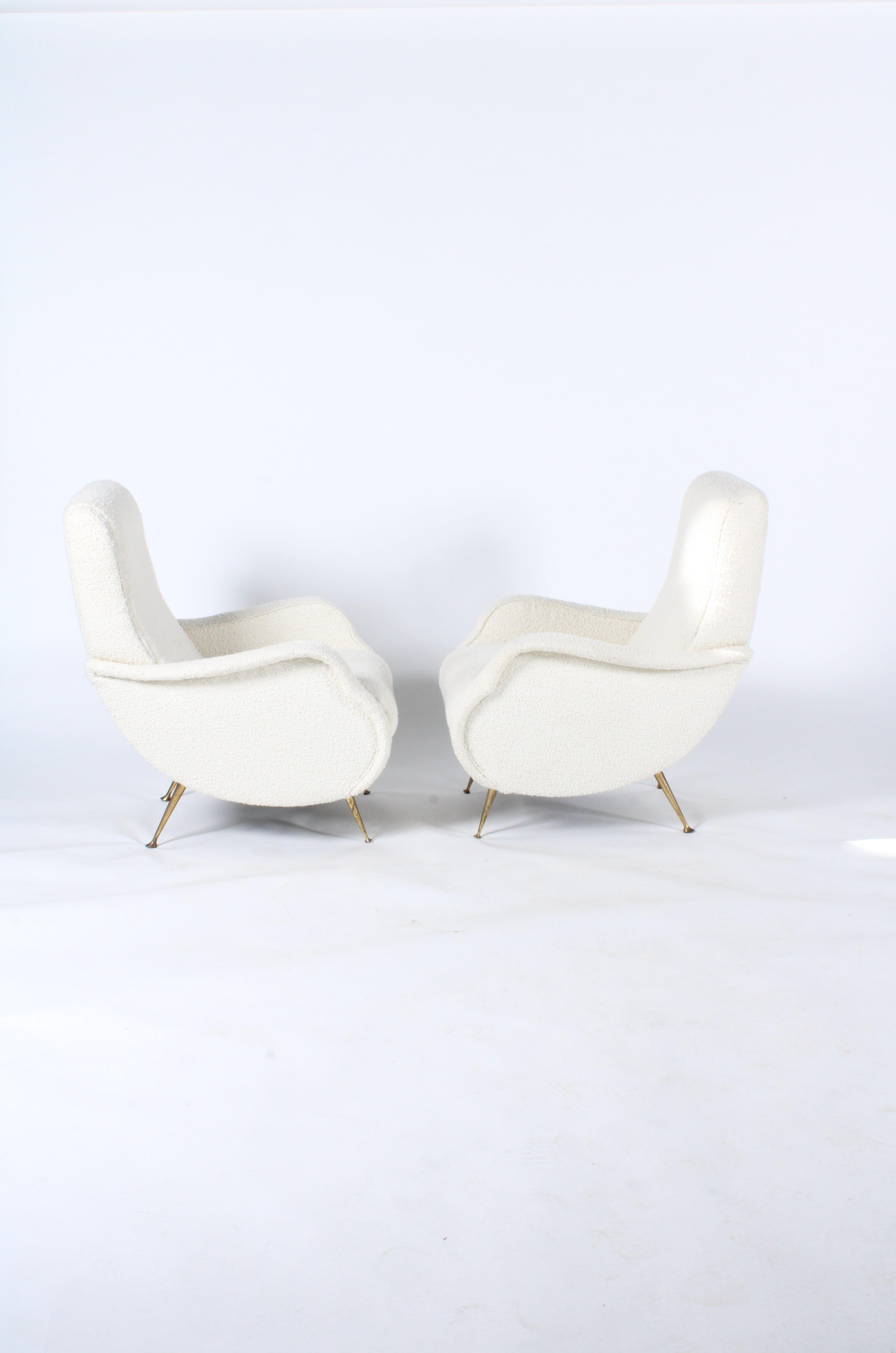Sublime paire de fauteuils italiens d'origine du milieu du siècle dernier récemment tapissés en vente 2