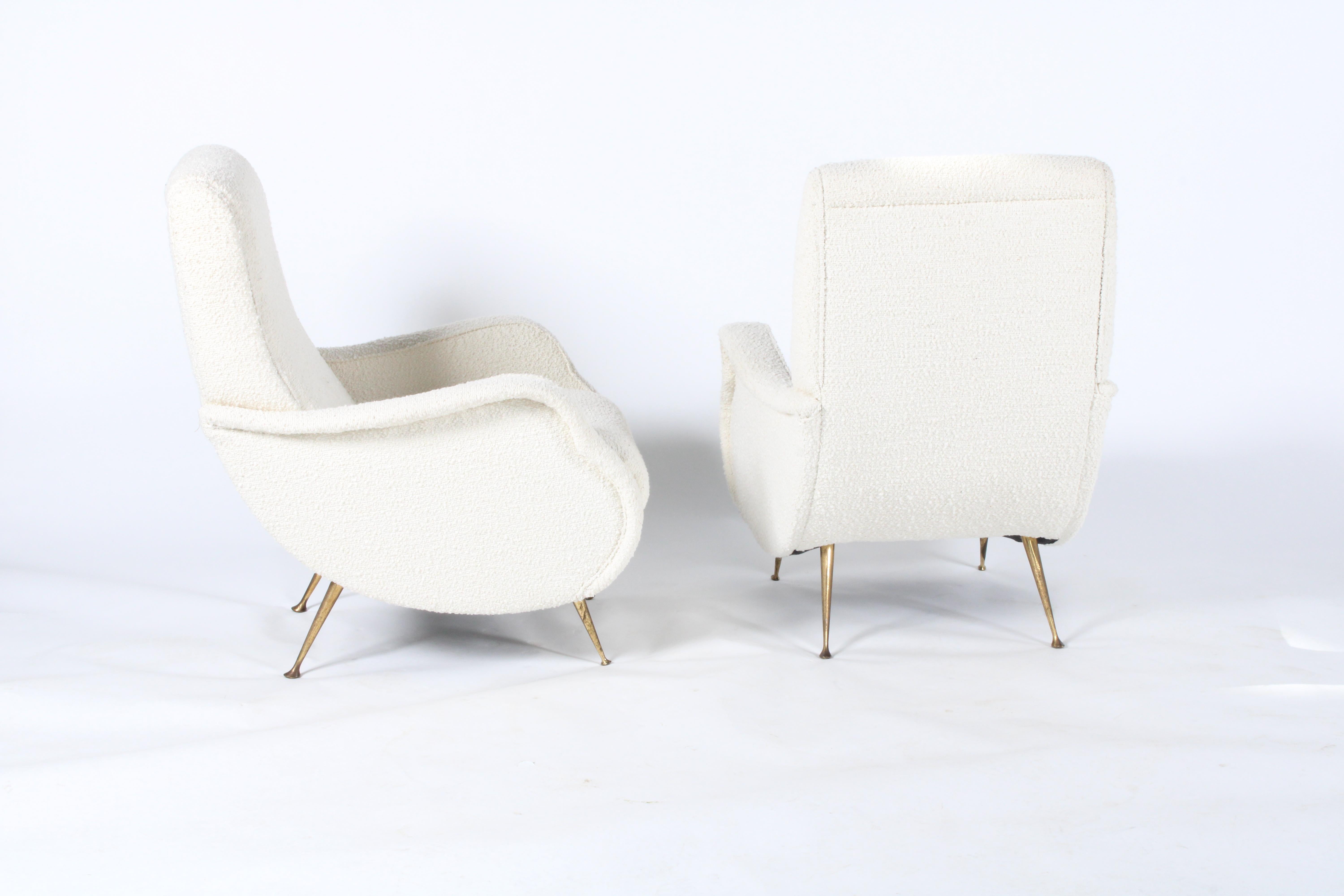 Sublime paire de fauteuils italiens d'origine du milieu du siècle dernier récemment tapissés en vente 3