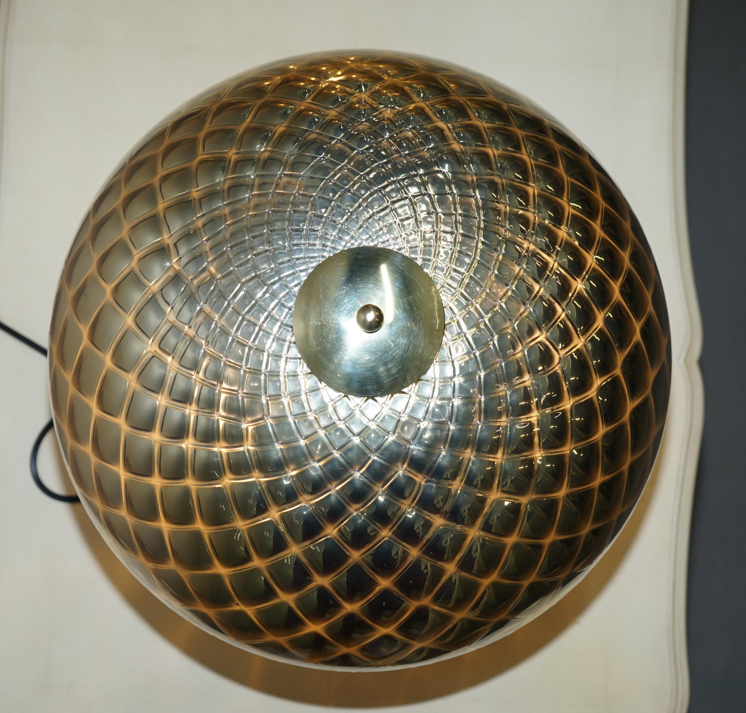 20ième siècle Sublime paire de lampes de bureau d'origine en verre de Murano en forme de sphère avec patine diamantée et or en vente