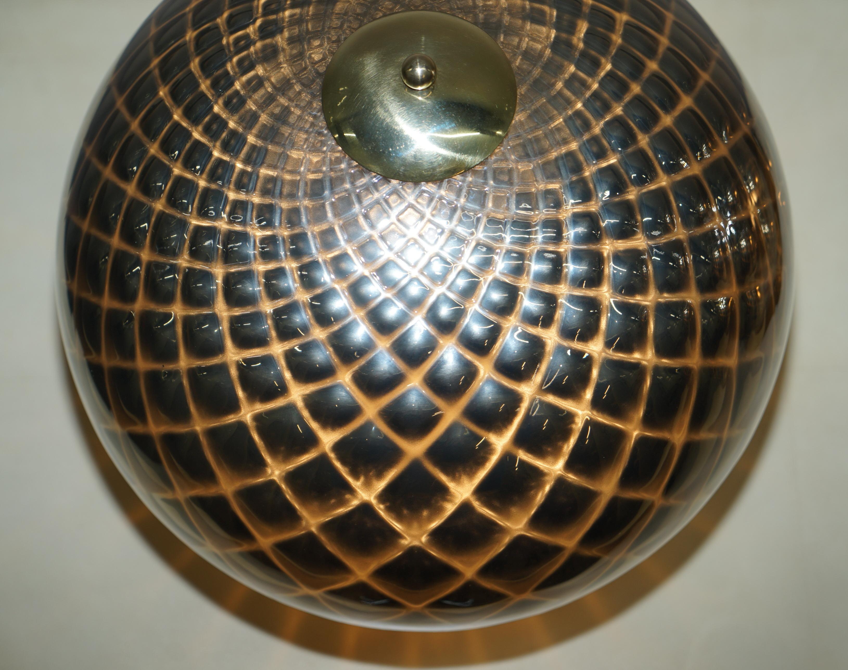 Sublime paire de lampes de bureau d'origine en verre de Murano en forme de sphère avec patine diamantée en argent en vente 3