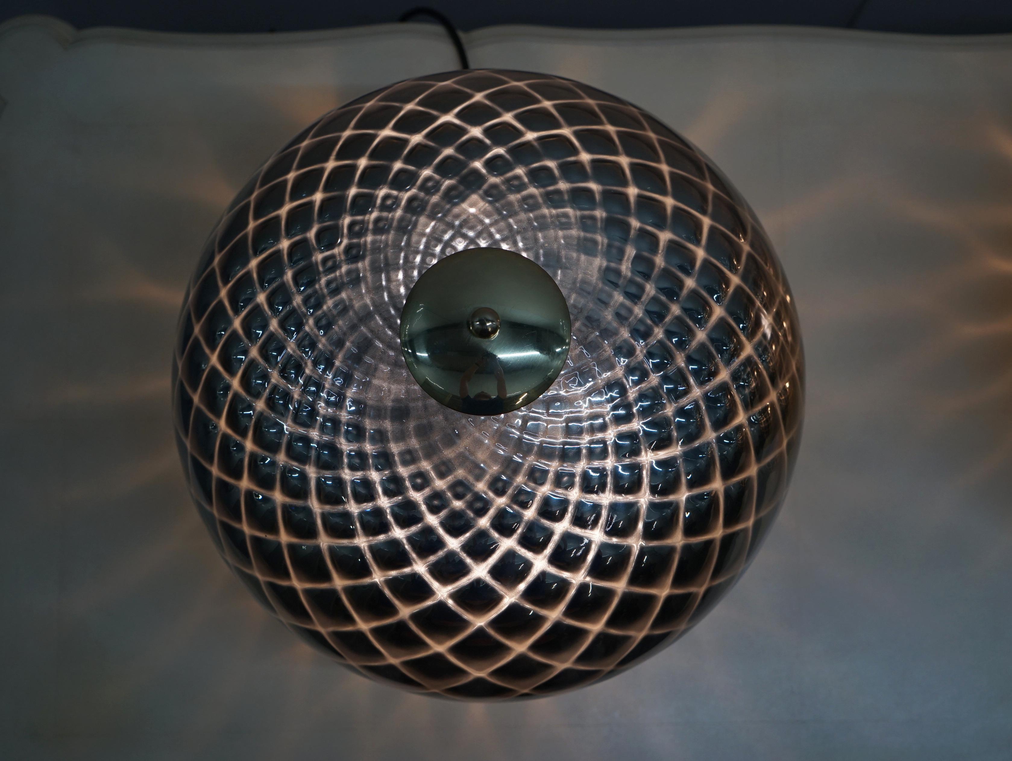 Sublime paire de lampes de bureau d'origine en verre de Murano en forme de sphère avec patine diamantée en argent en vente 4