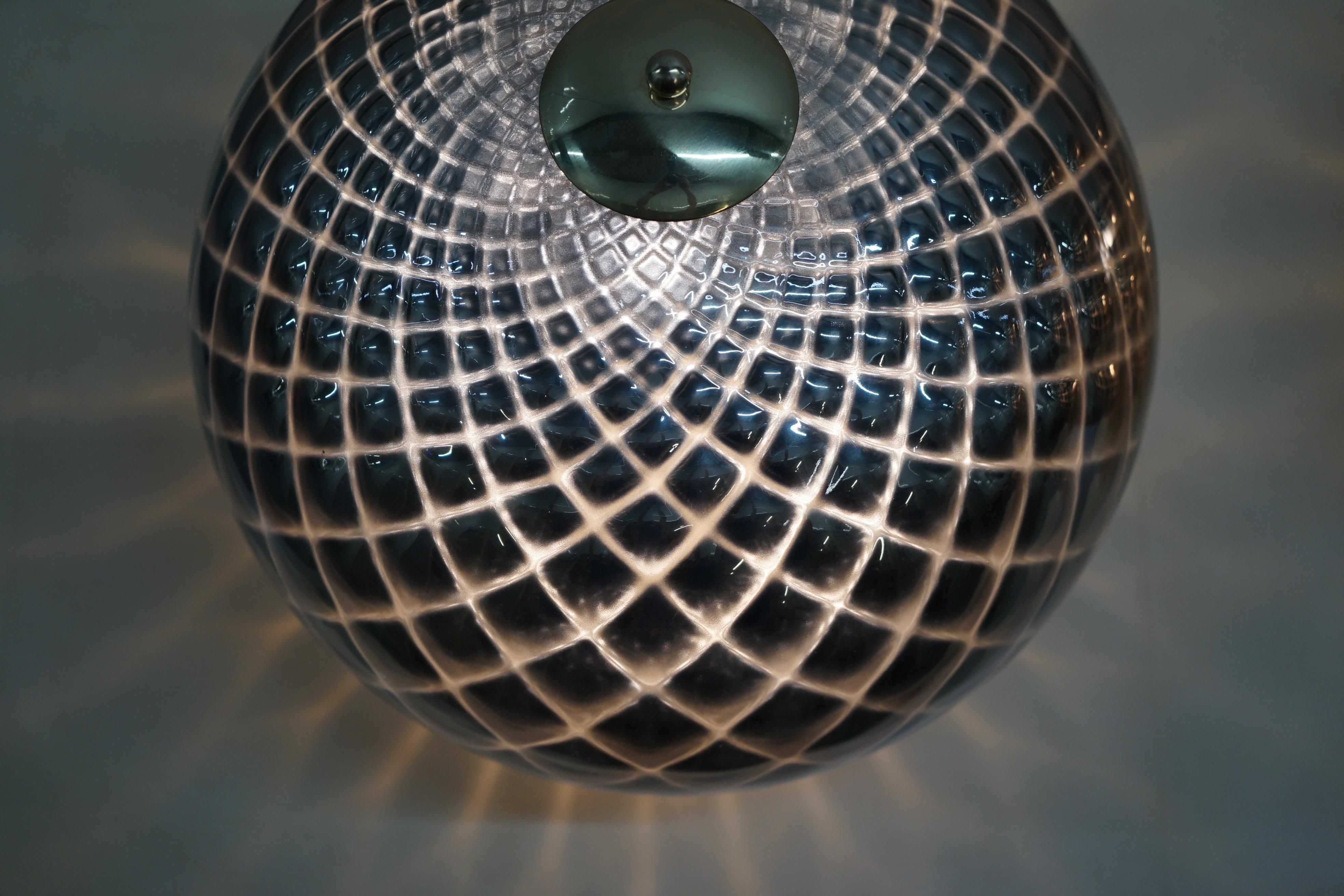Sublime paire de lampes de bureau d'origine en verre de Murano en forme de sphère avec patine diamantée en argent en vente 5