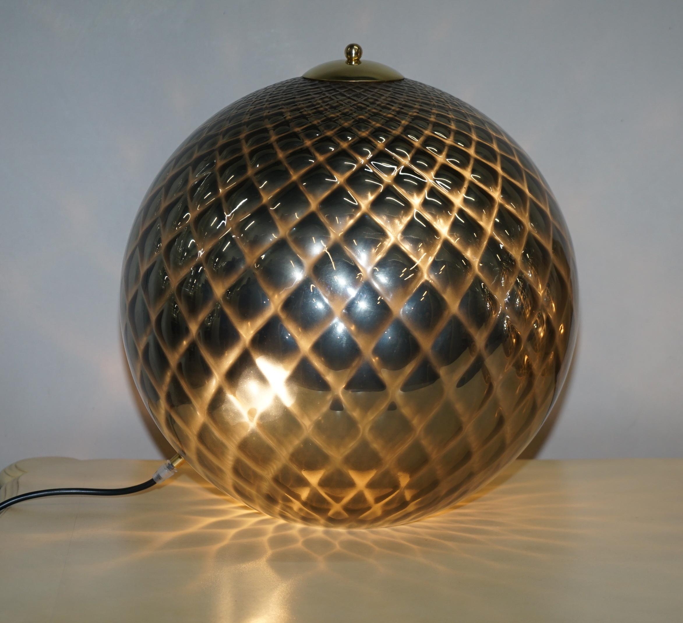 Sublime paire de lampes de bureau d'origine en verre de Murano en forme de sphère avec patine diamantée en argent en vente 7
