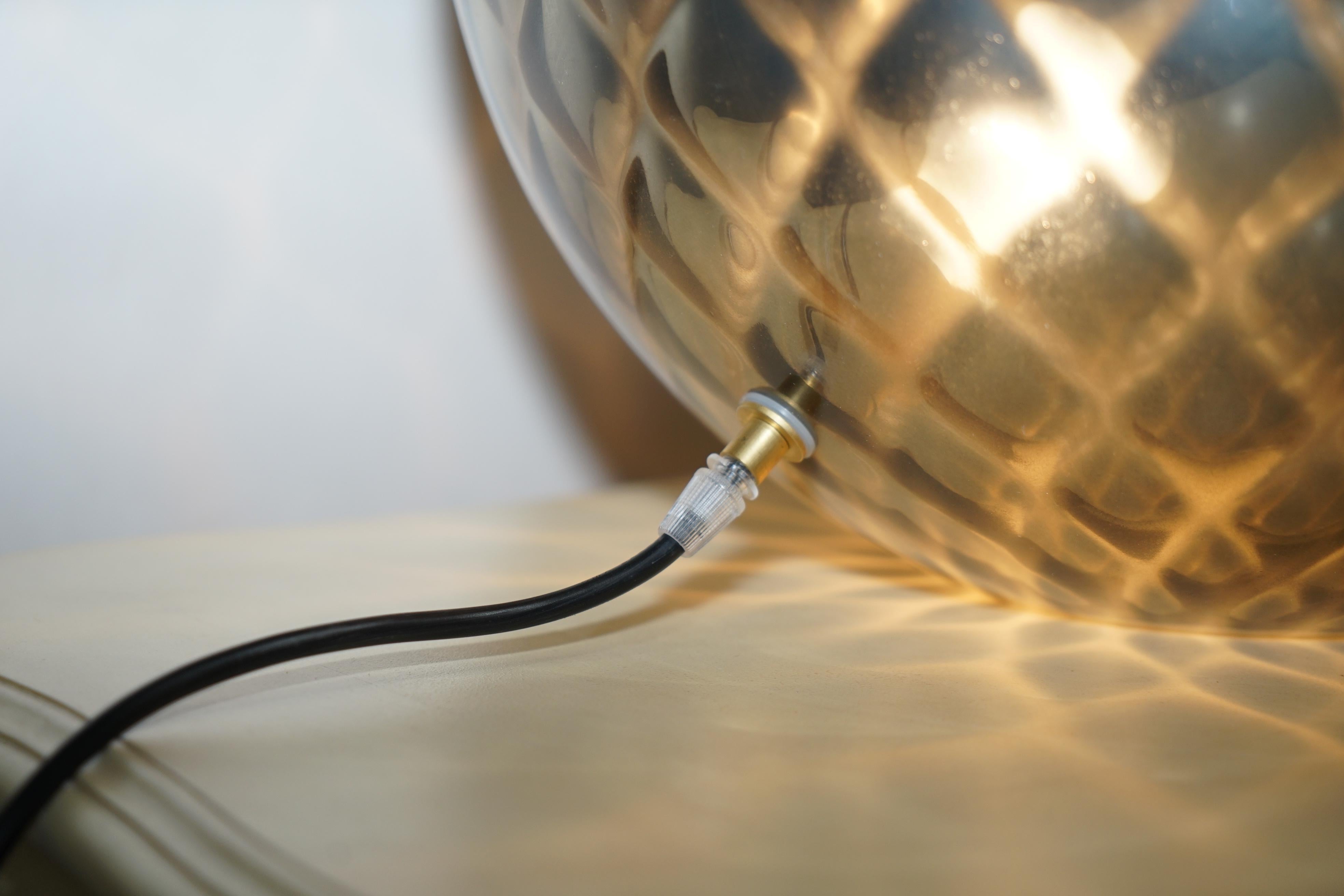 Sublime paire de lampes de bureau d'origine en verre de Murano en forme de sphère avec patine diamantée en argent en vente 8