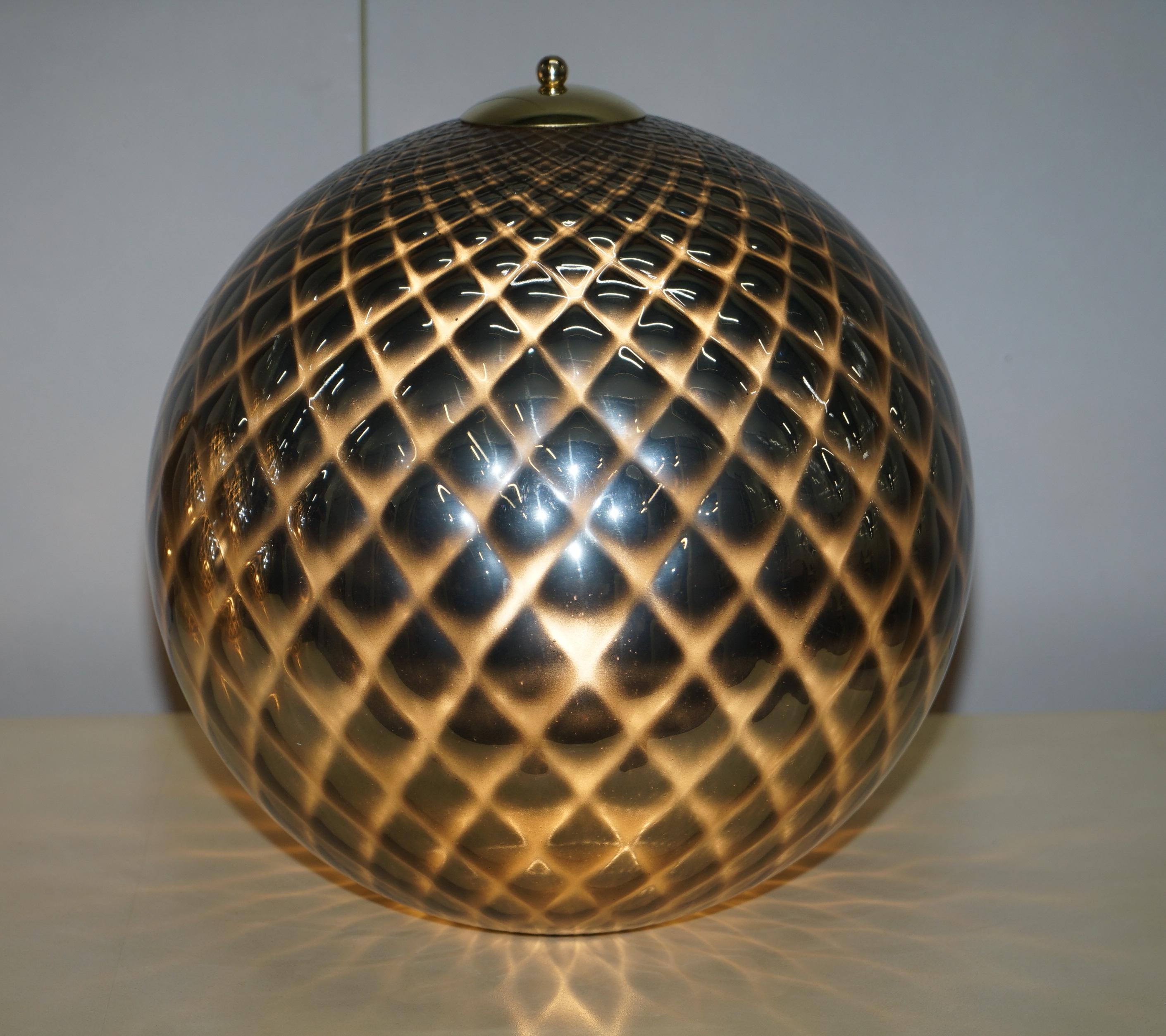 Sublime paire de lampes de bureau d'origine en verre de Murano en forme de sphère avec patine diamantée en argent en vente 9