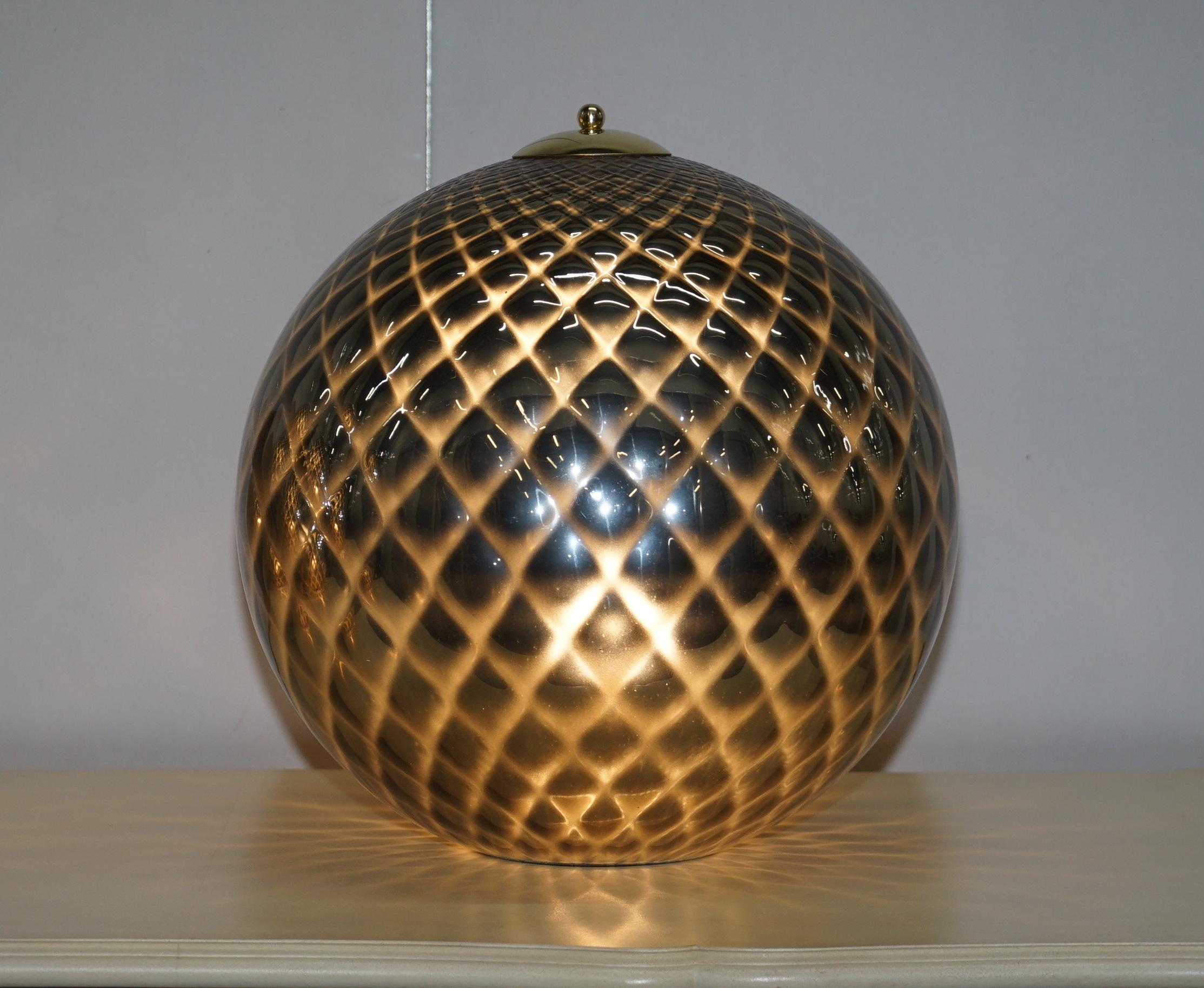 Sublime paire de lampes de bureau d'origine en verre de Murano en forme de sphère avec patine diamantée en argent en vente 10