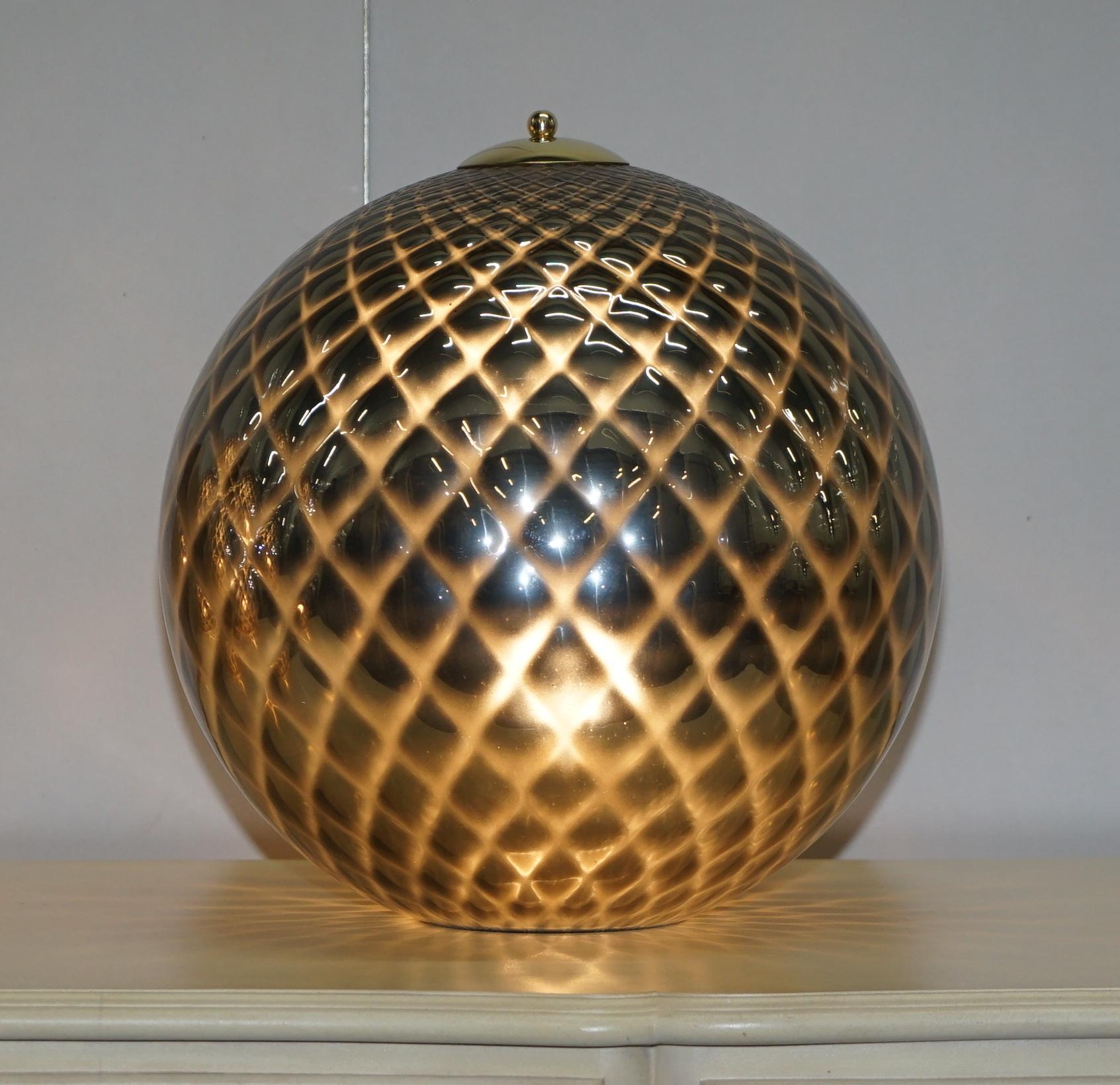 Sublime paire de lampes de bureau d'origine en verre de Murano en forme de sphère avec patine diamantée en argent en vente 11