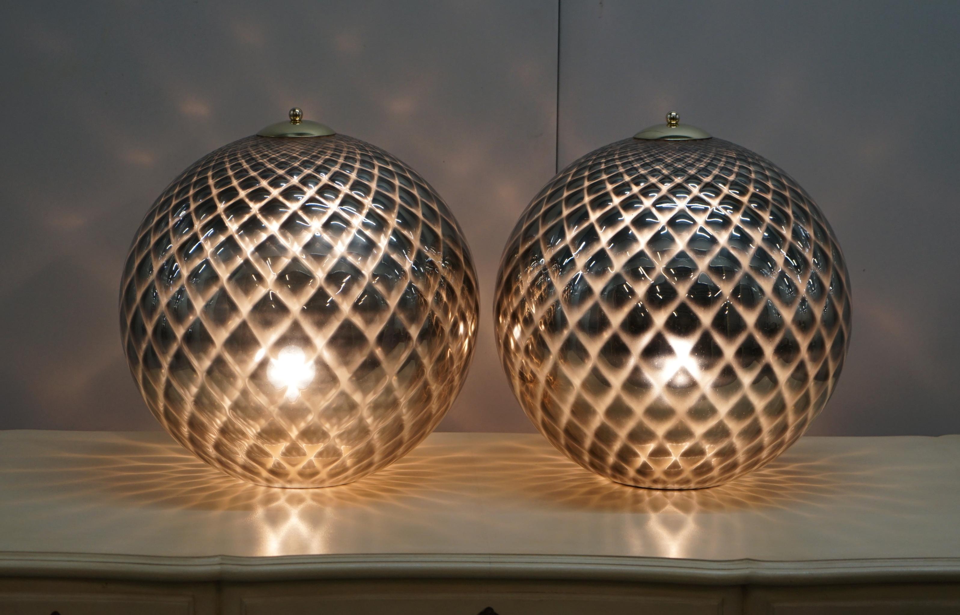 Nous sommes ravis d'offrir à la vente cette paire de lampes de table originales en verre de Murano de type 