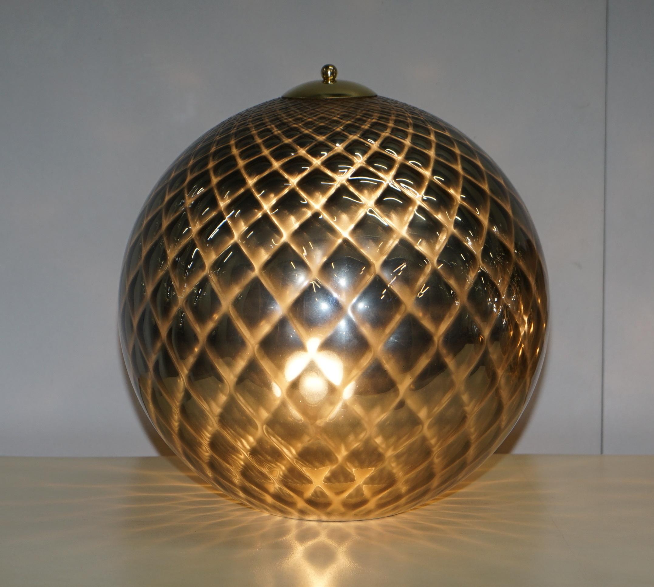 Art déco Sublime paire de lampes de bureau d'origine en verre de Murano en forme de sphère avec patine diamantée en argent en vente